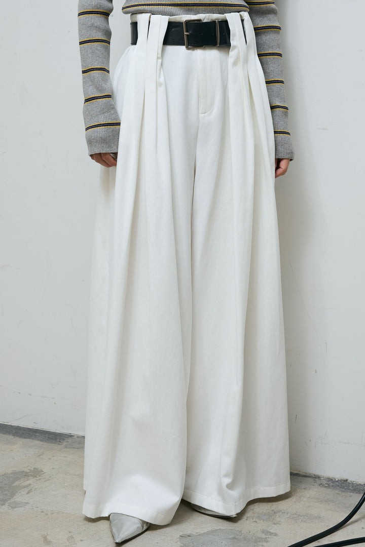 [予約]フェイクレザー太ベルト付きタックデザインパンツ