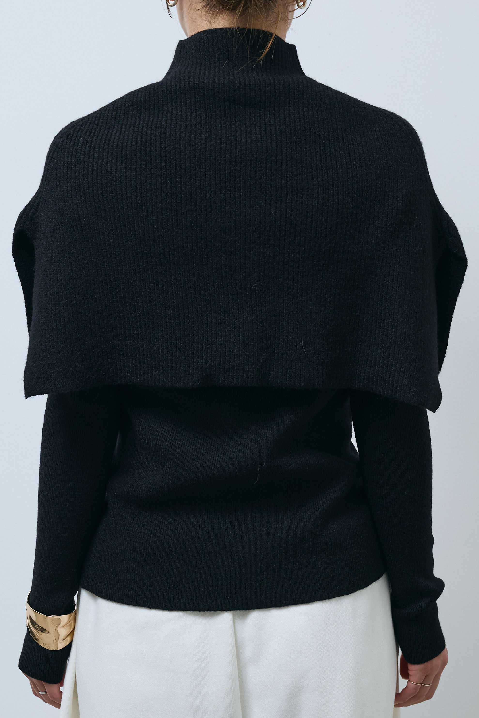 予約]ケープアンサンブルニット – IAMALPHA