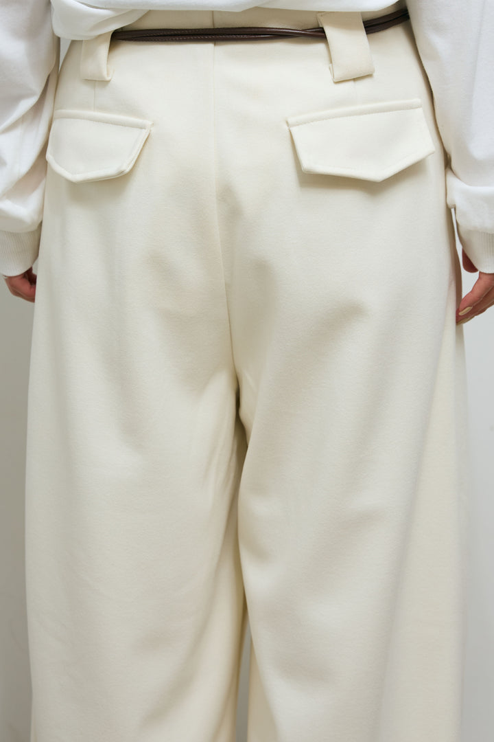 [予約]フェイクレザーベルト付きワイドタックパンツ