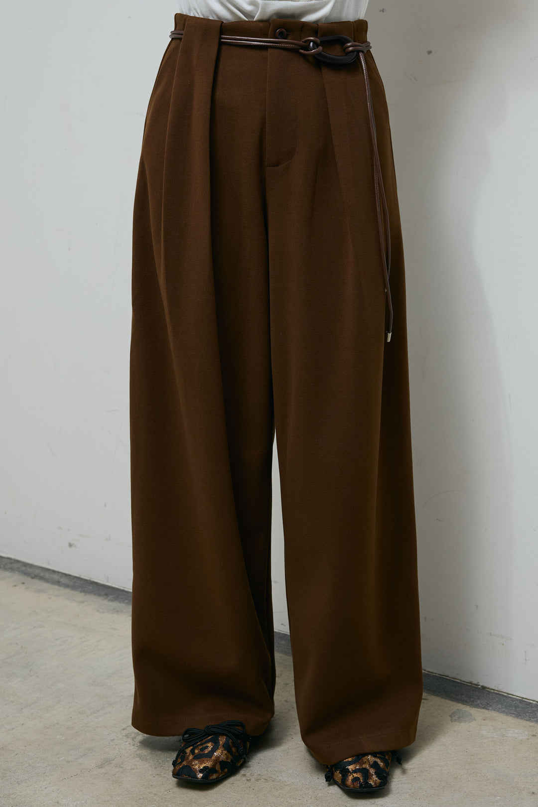 [予約]フェイクレザーベルト付きワイドタックパンツ