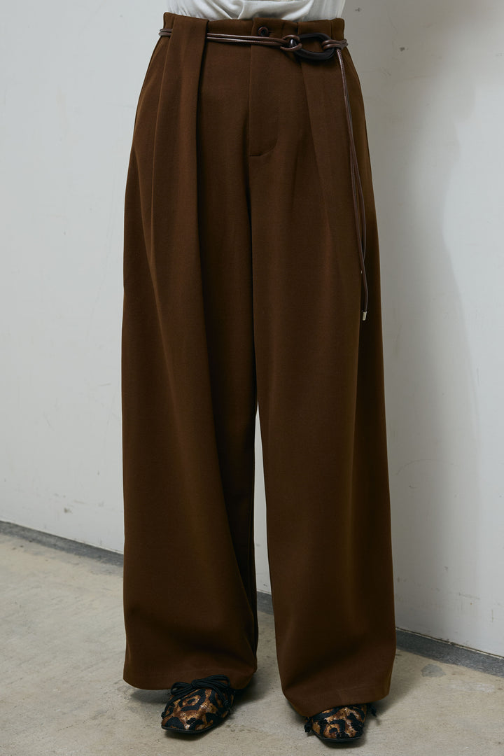 [予約]フェイクレザーベルト付きワイドタックパンツ