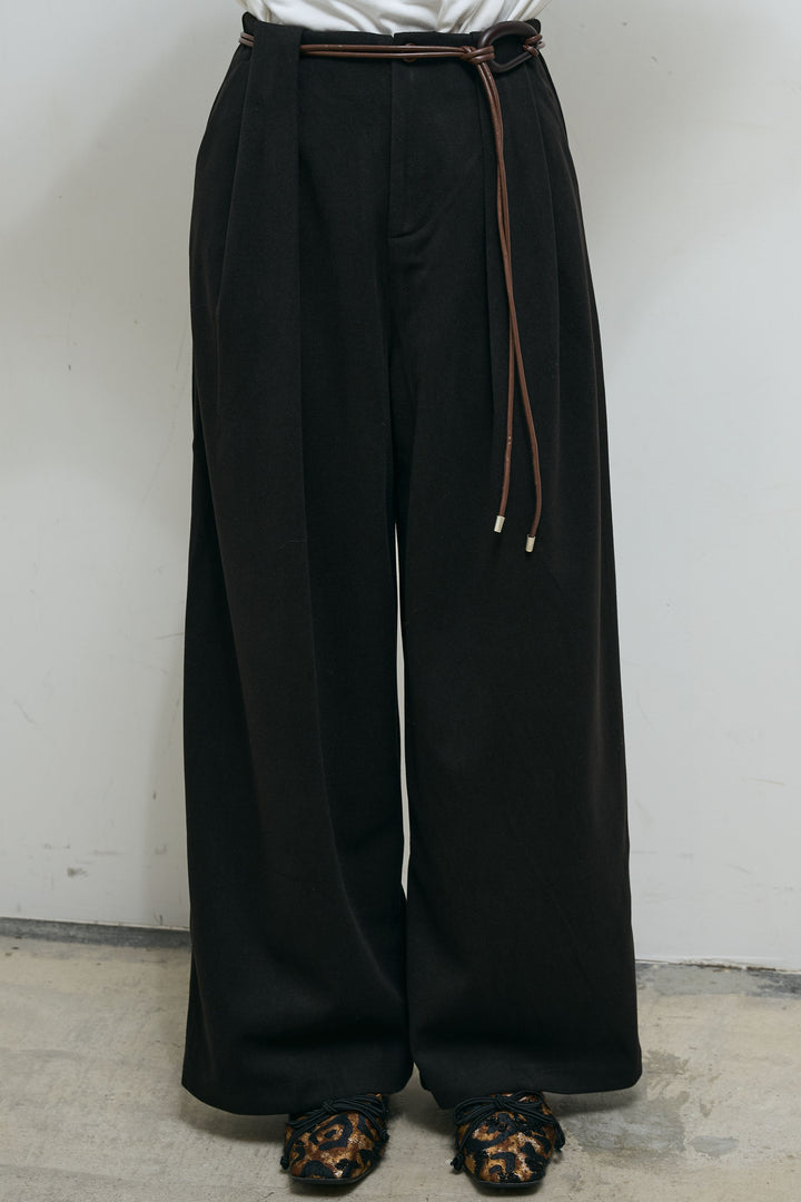 [予約]フェイクレザーベルト付きワイドタックパンツ