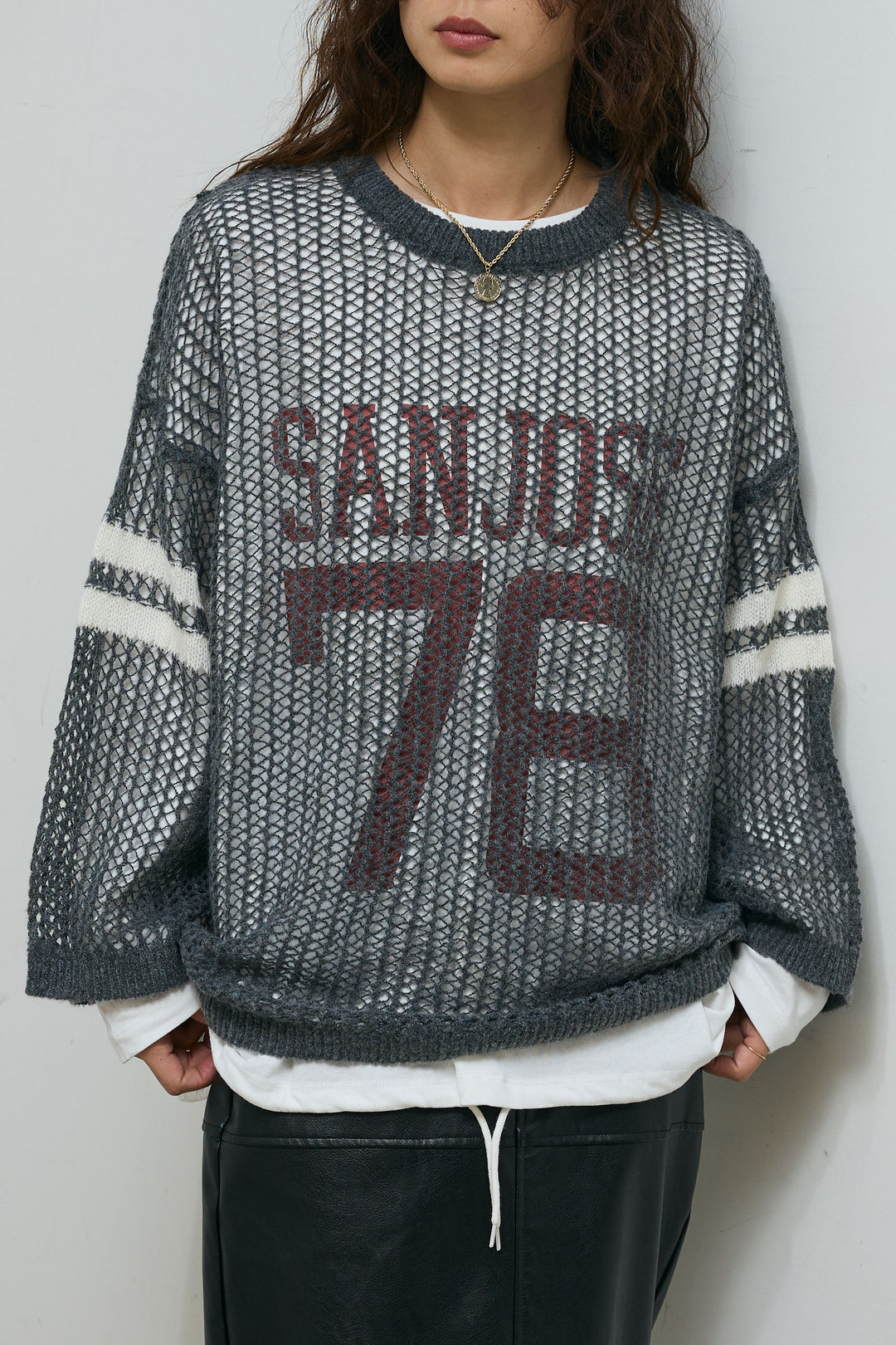 [予約/SET]透かし編みニット＋ナンバーロゴTシャツセット+エコレザーバックスリットペンシルスカート(2set)