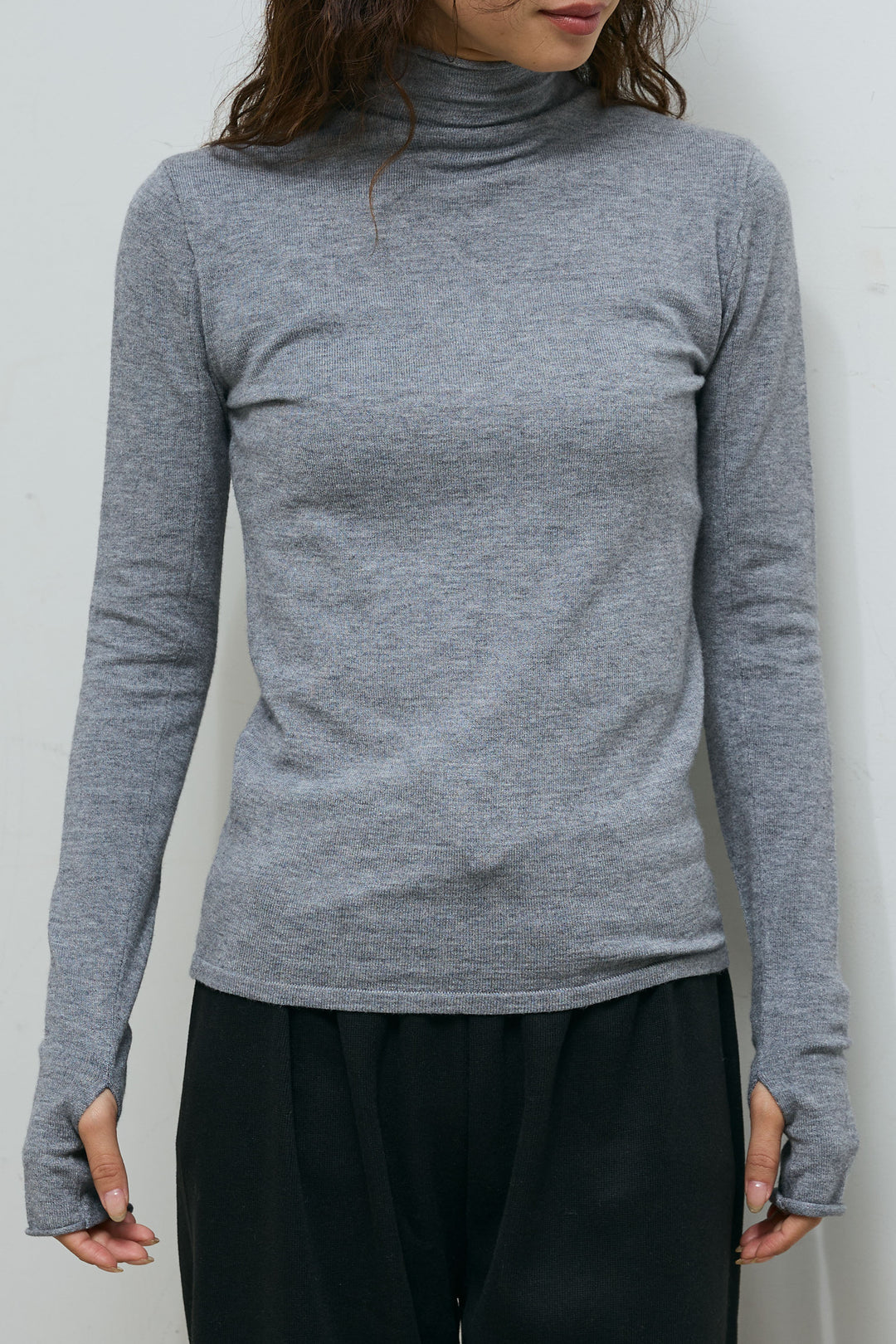 [予約]アンゴラタッチフィンガーホールタートルニット