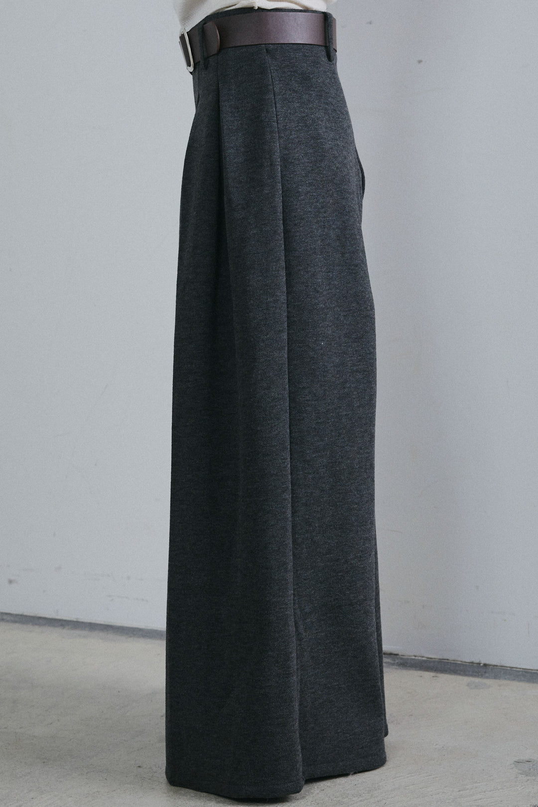 [予約/SET]アシンメトリーチュールオーガンジーニット+ベルト付きスゥイッチングタックパンツ(2set)