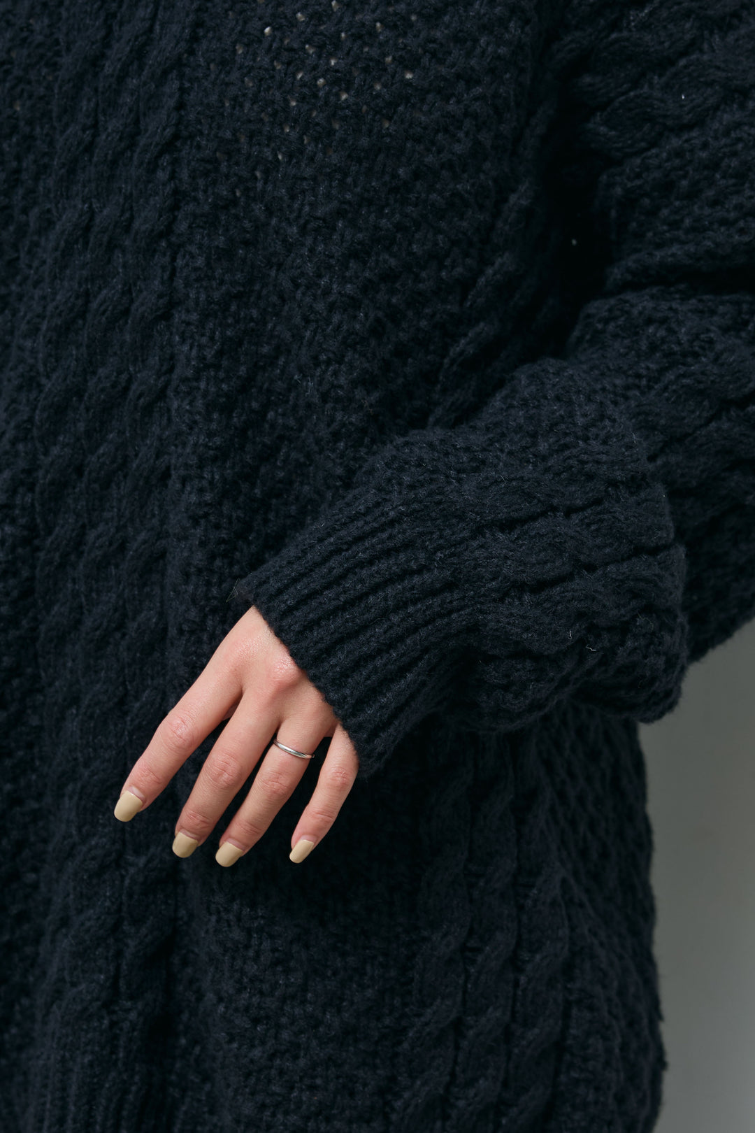 [予約]ブラックデニムカラーケーブルニット