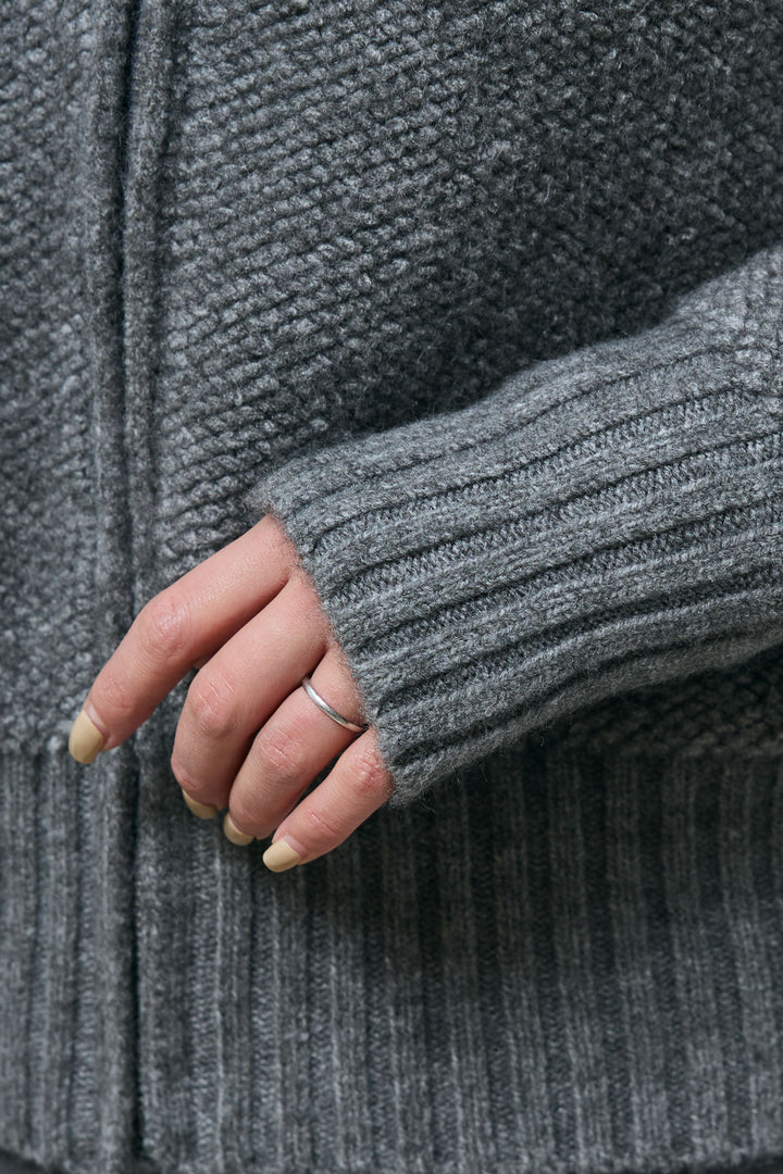 [予約]ハイネックジップアップニット