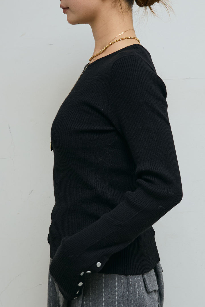 [予約]釦ボタンクルーネックリブニット