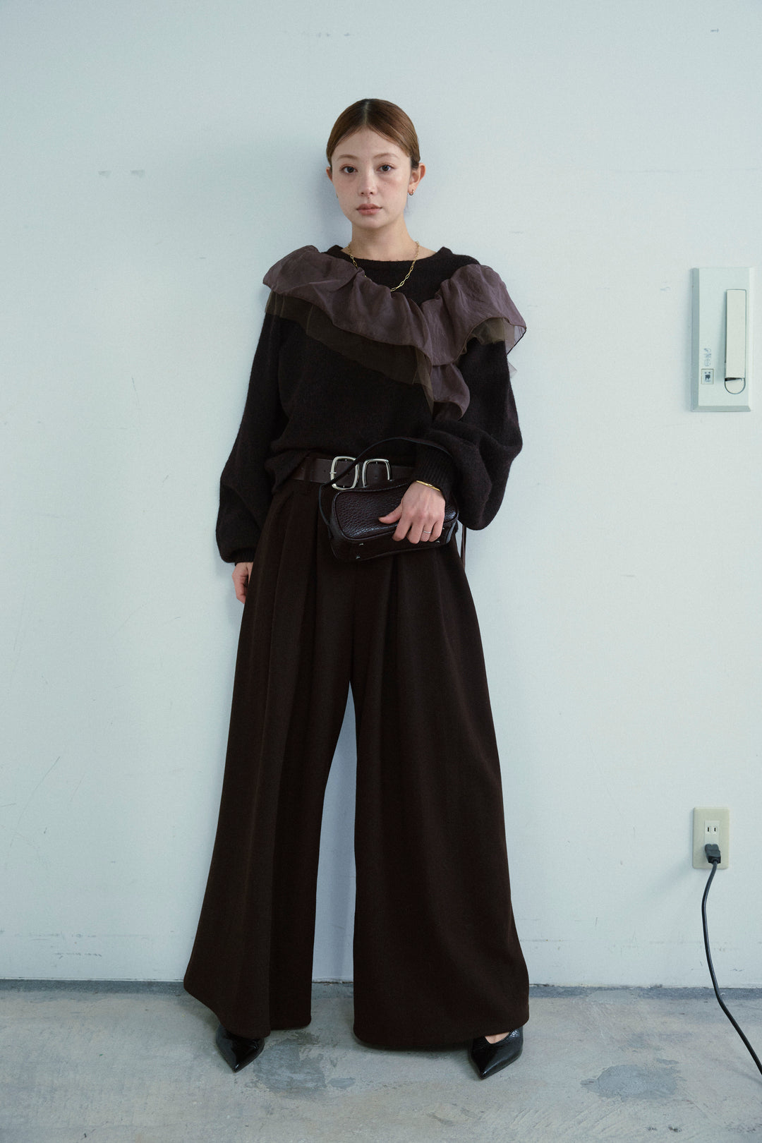 [予約/SET]アシンメトリーチュールオーガンジーニット+ベルト付きスゥイッチングタックパンツ(2set)