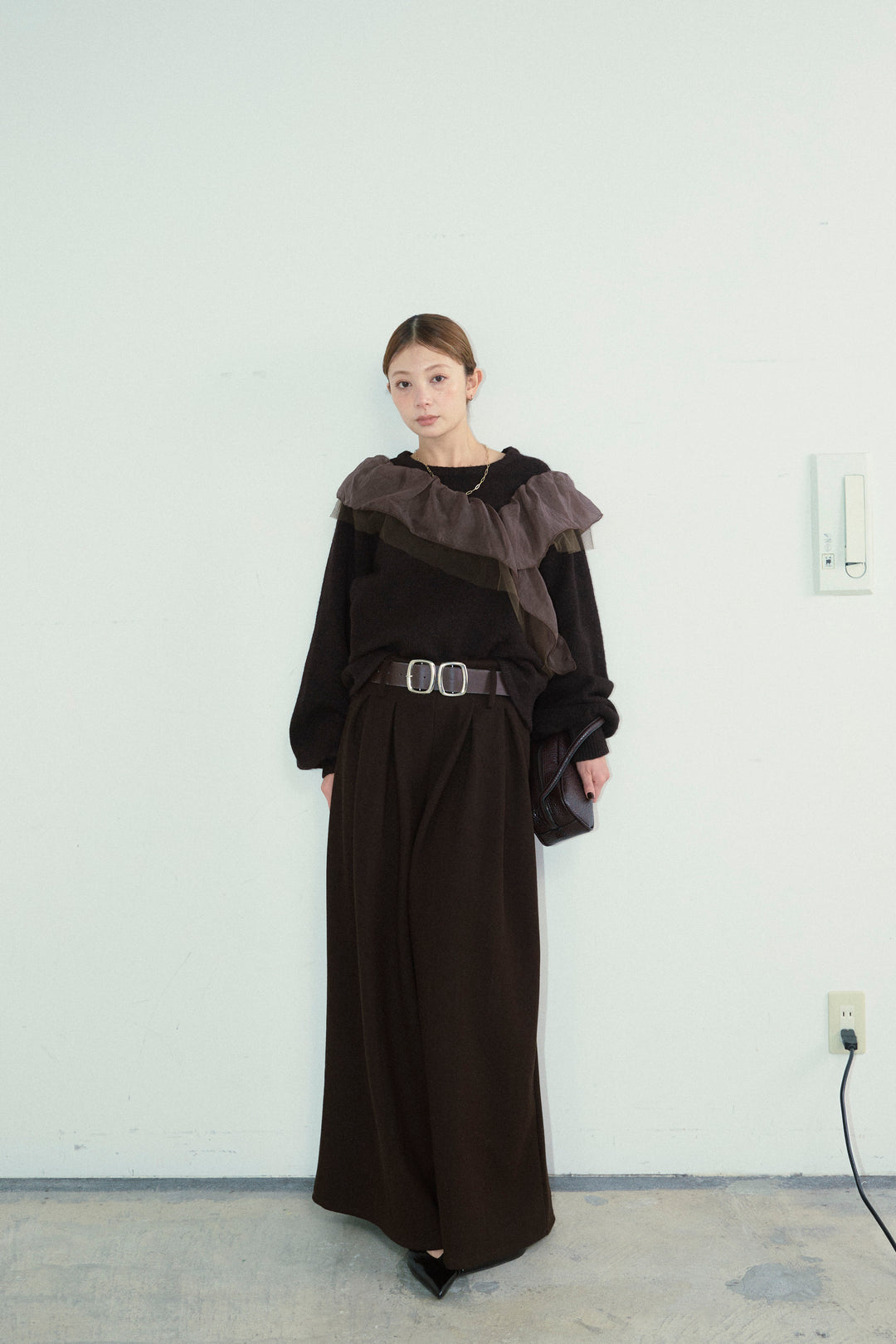 [予約/SET]アシンメトリーチュールオーガンジーニット+ベルト付きスゥイッチングタックパンツ(2set)