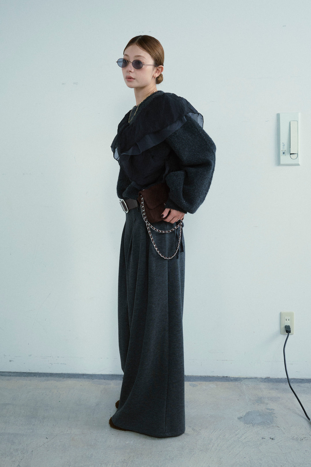 [予約/SET]アシンメトリーチュールオーガンジーニット+ベルト付きスゥイッチングタックパンツ(2set)