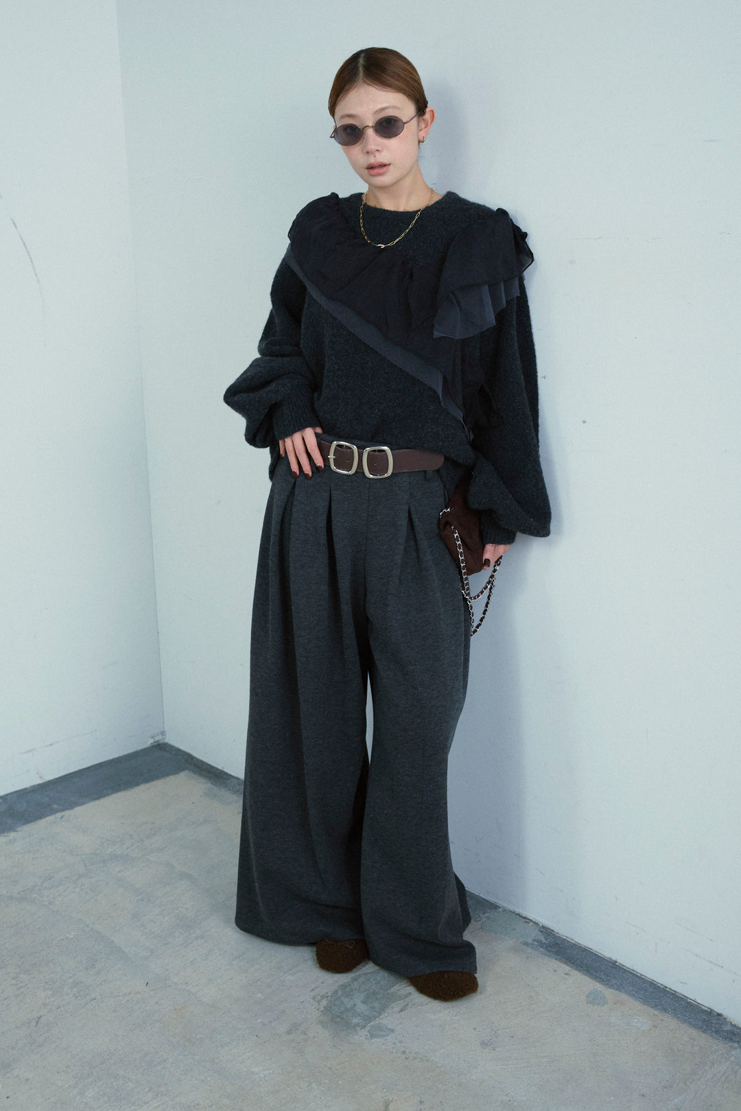 [予約/SET]アシンメトリーチュールオーガンジーニット+ベルト付きスゥイッチングタックパンツ(2set)