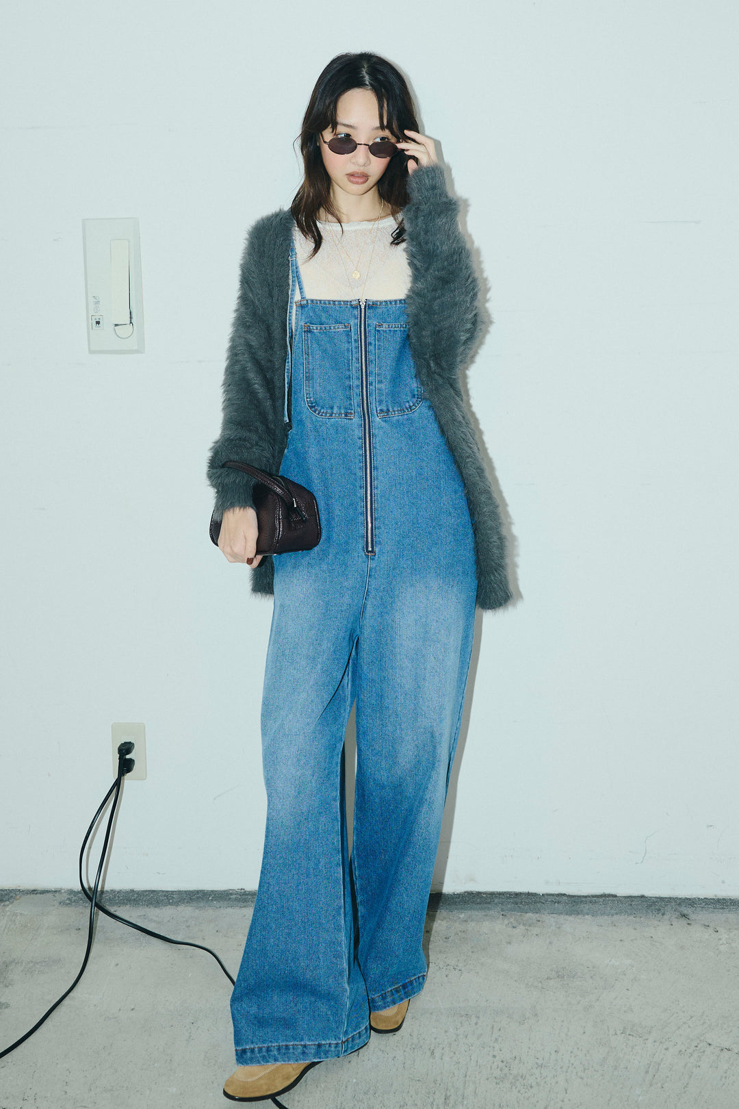 [予約/SET]起毛シャギーカーディガン+フロントジップストラップデザインデニムサロペット(2set)