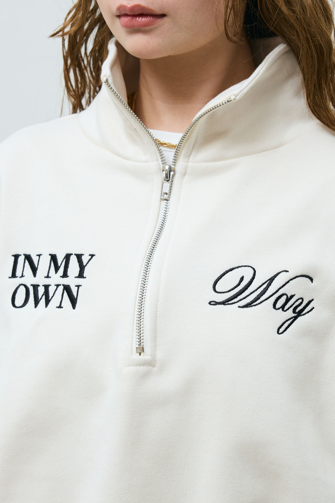 [予約]ロゴ刺繍ハーフZIPスウェット