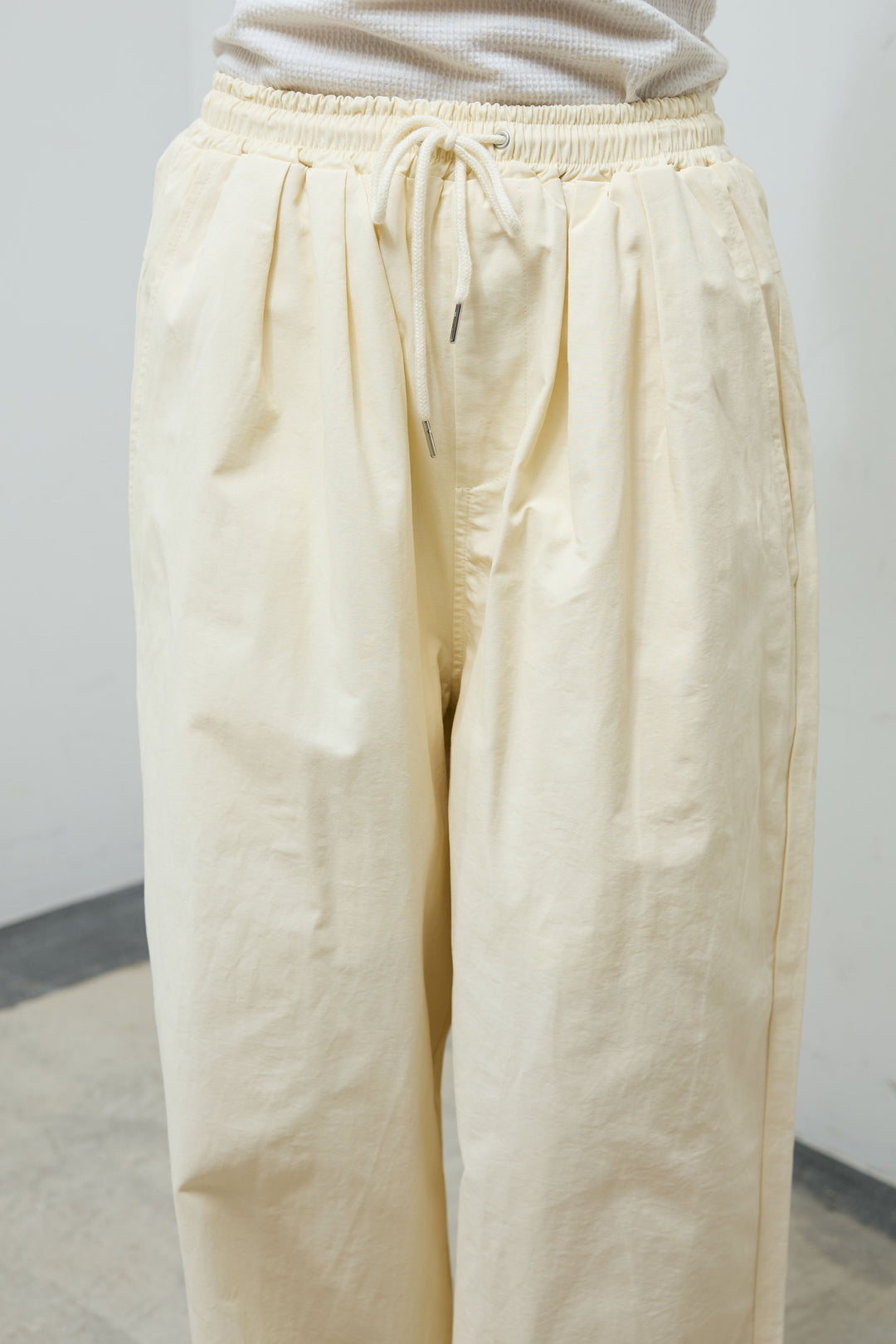 [予約/SET]レース切り替えサテンブラウス+合繊ツイルスタンドウエストラップジョガーPT(2set)