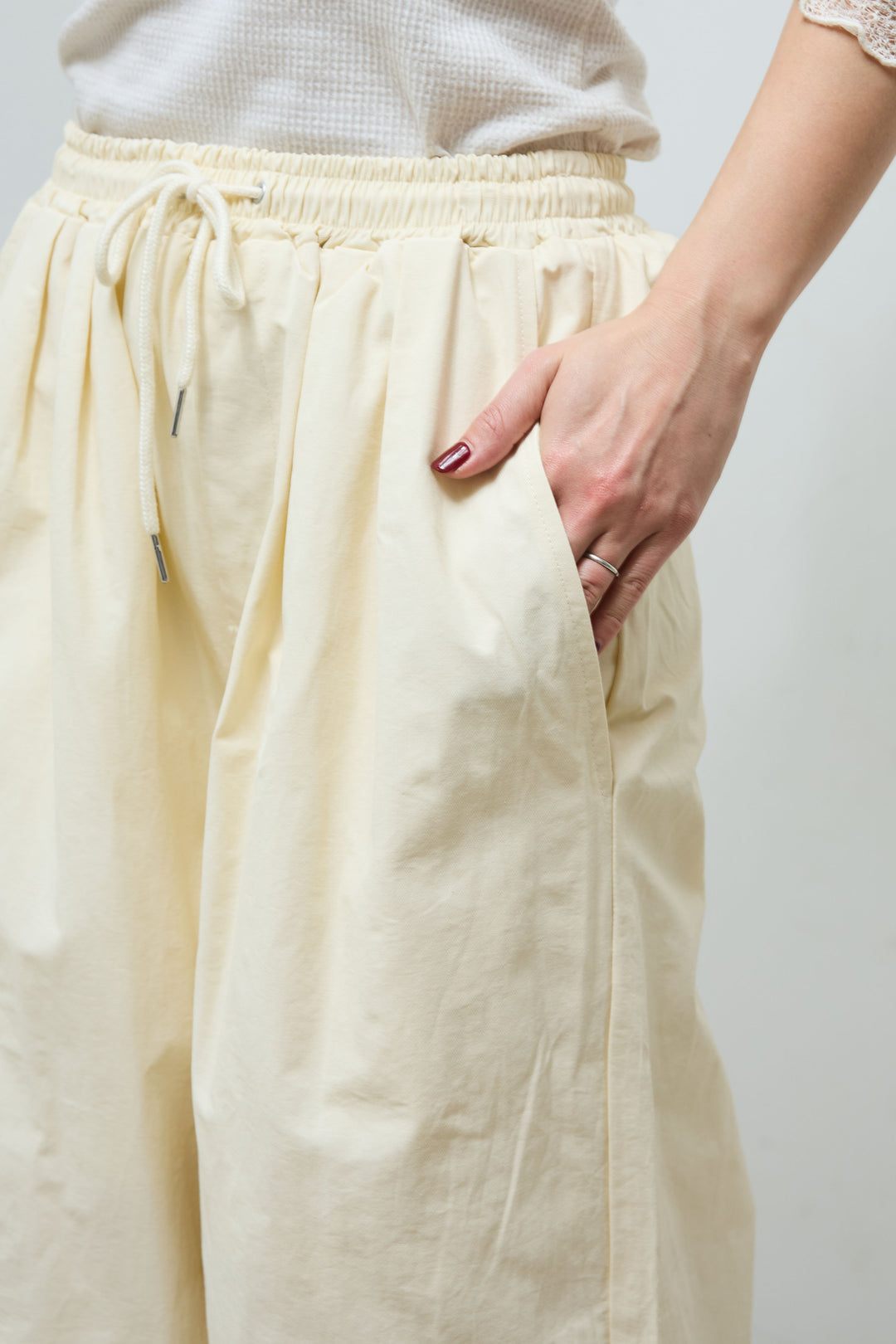 [予約/SET]シアーハーフスリーブジャケット+レース切り替えサテンブラウス+合繊ツイルスタンドウエストラップジョガーPT(3set)