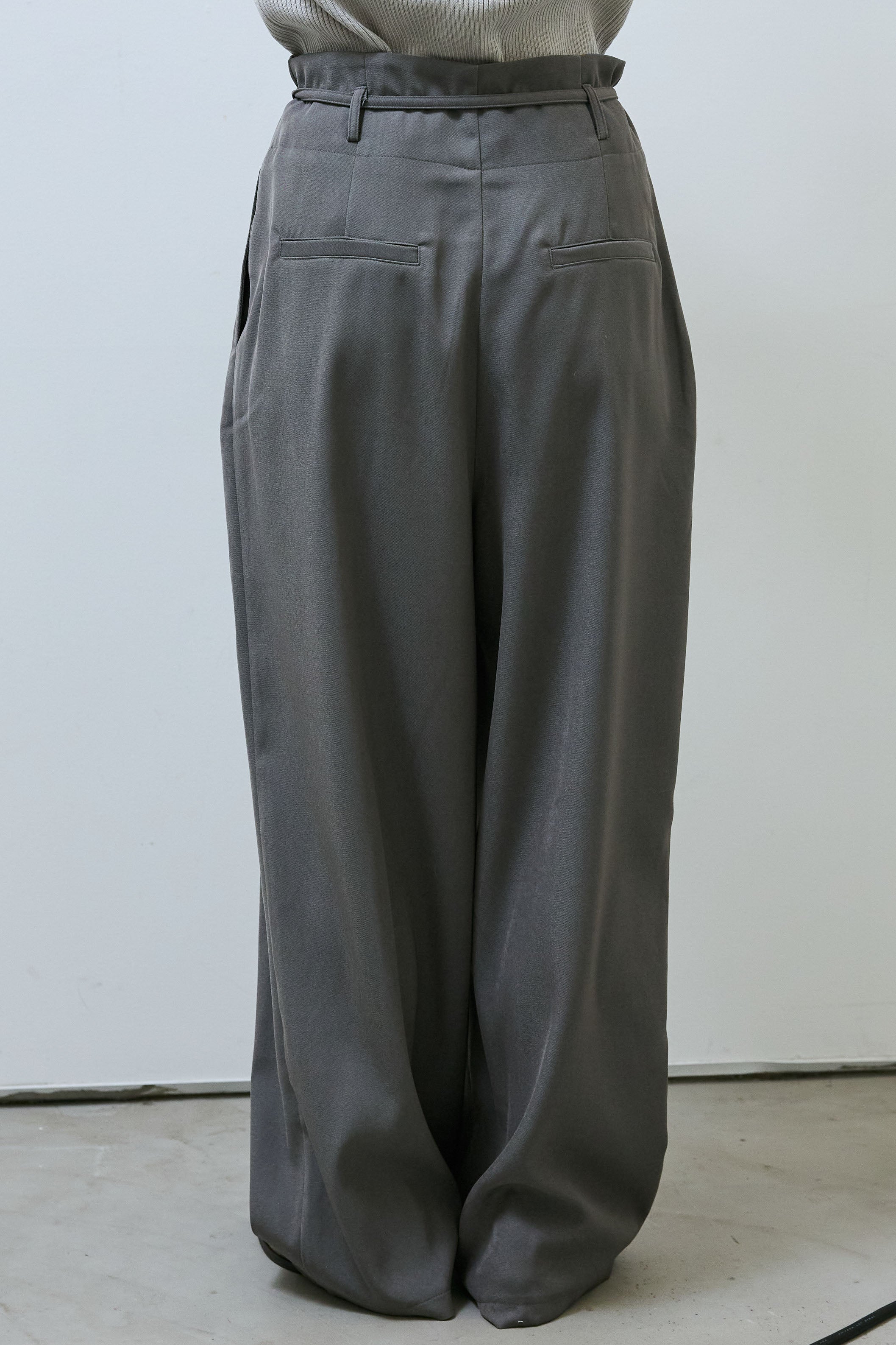 予約]ハイウエストタックパンツ – IAMALPHA