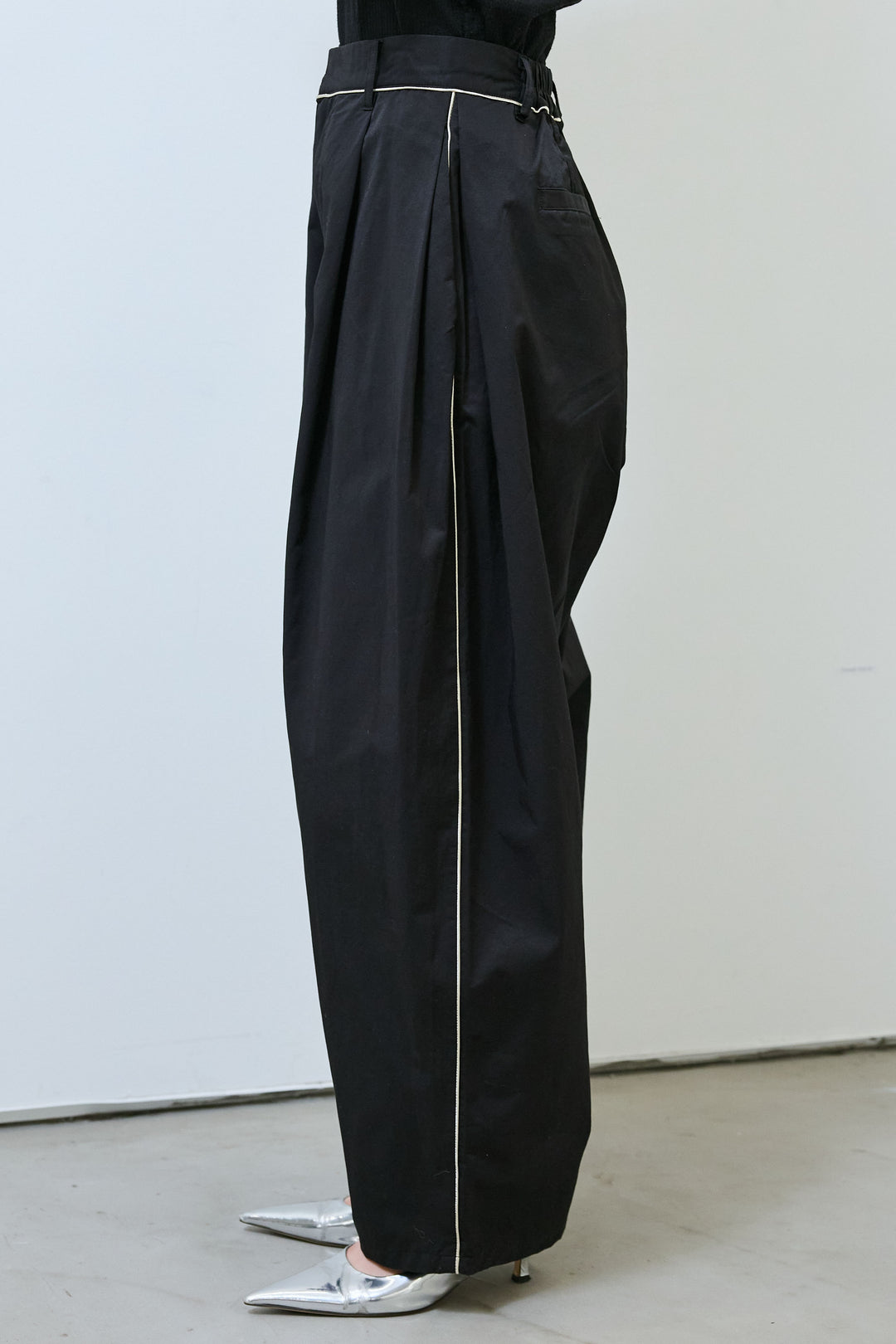 [予約]パイピングタックカーブパンツ