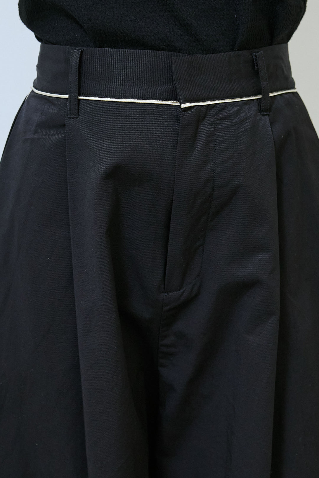 [予約]パイピングタックカーブパンツ