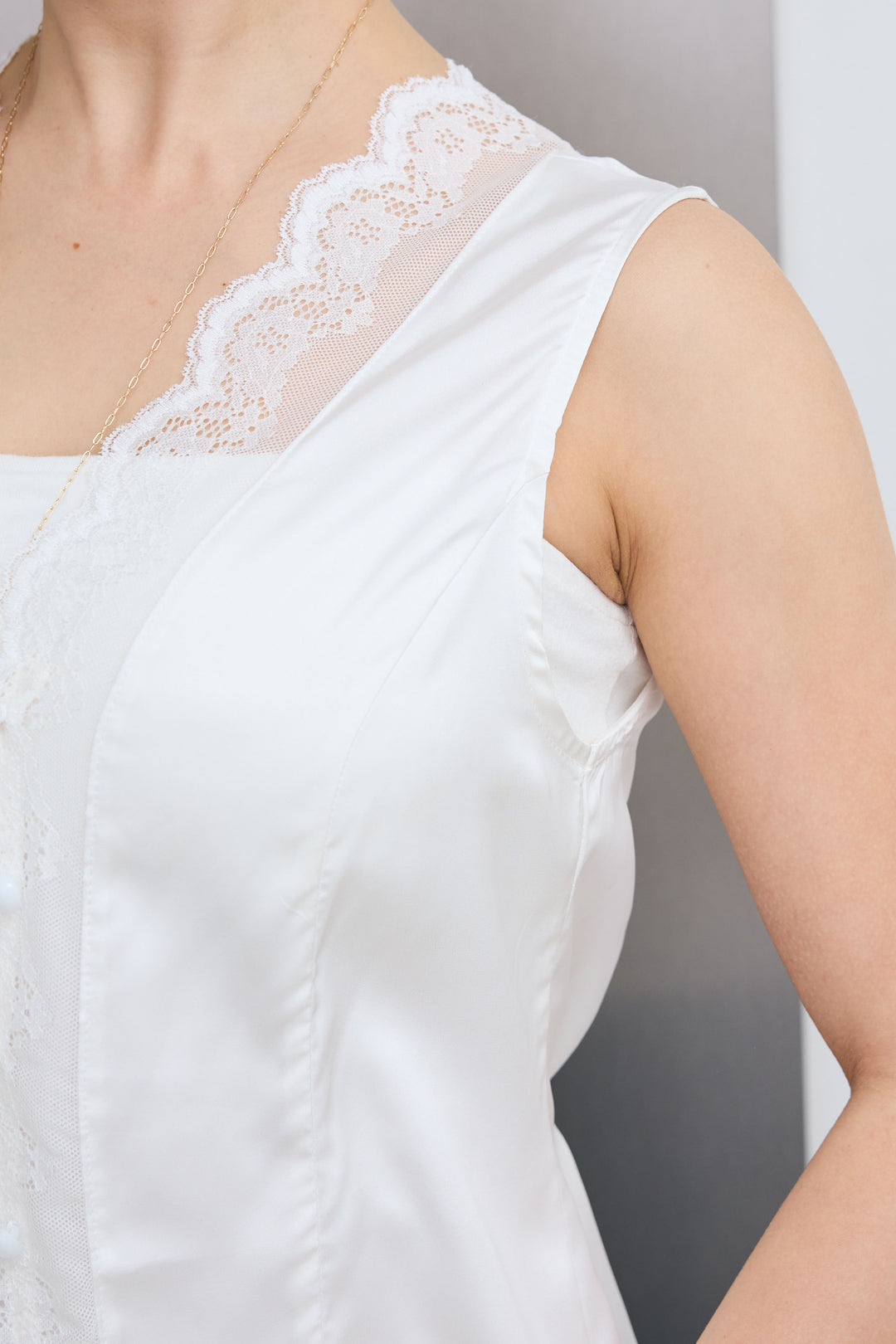 [予約]レーストリムサテンノースリーブブラウス