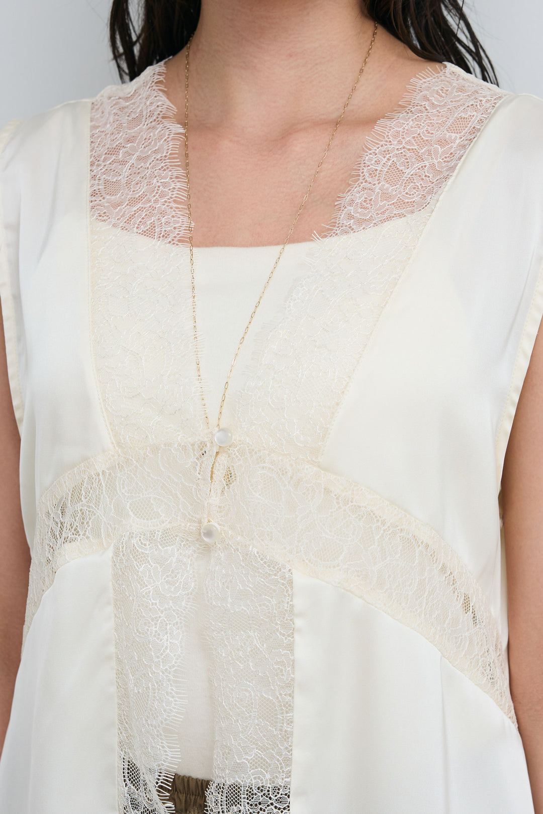 [予約]レース切り替えサテンブラウス