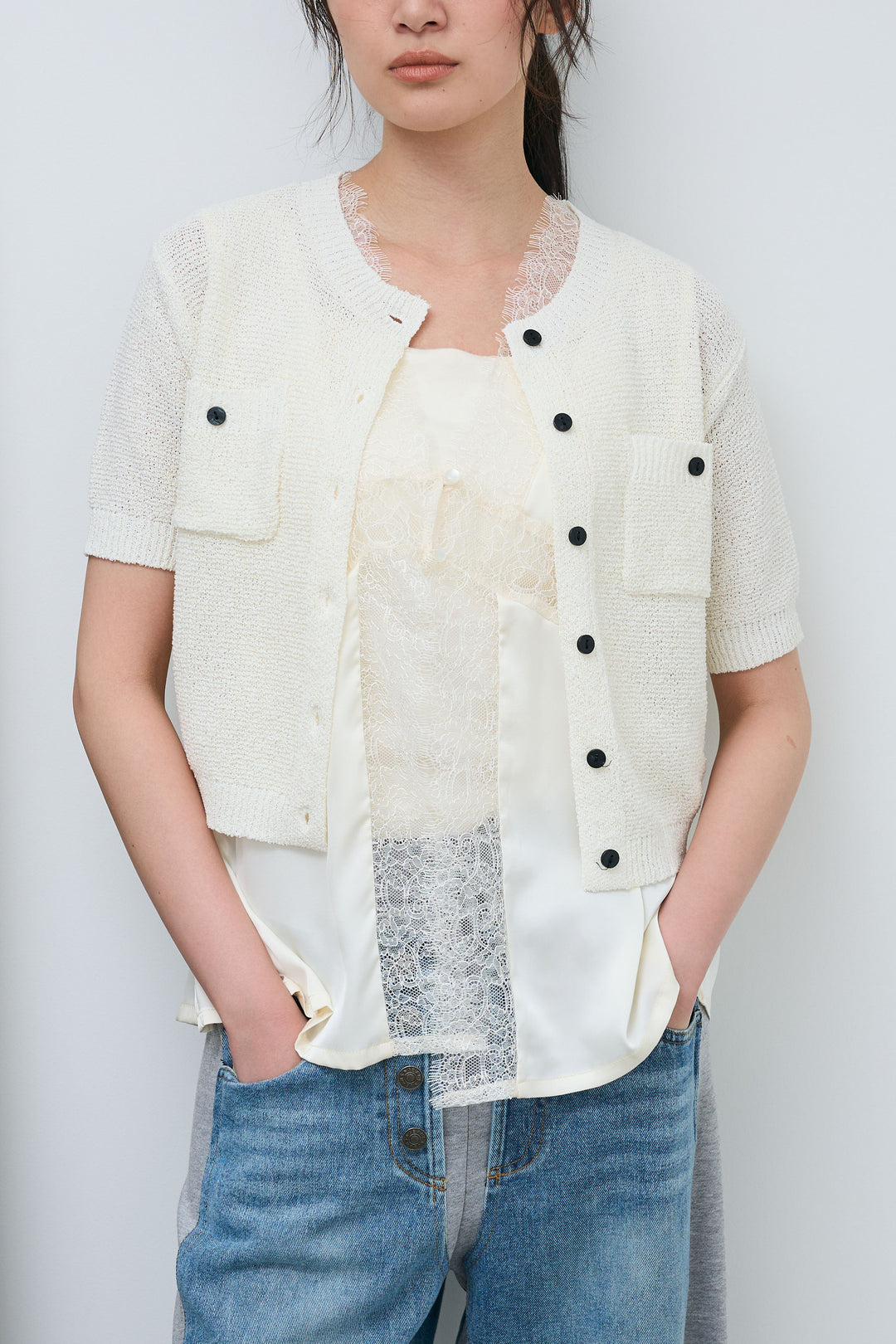 [予約/SET]フロントポケットハーフスリーブカーディガン+レース切り替えサテンブラウス+スウェット切り替えデニムパンツ(3set)