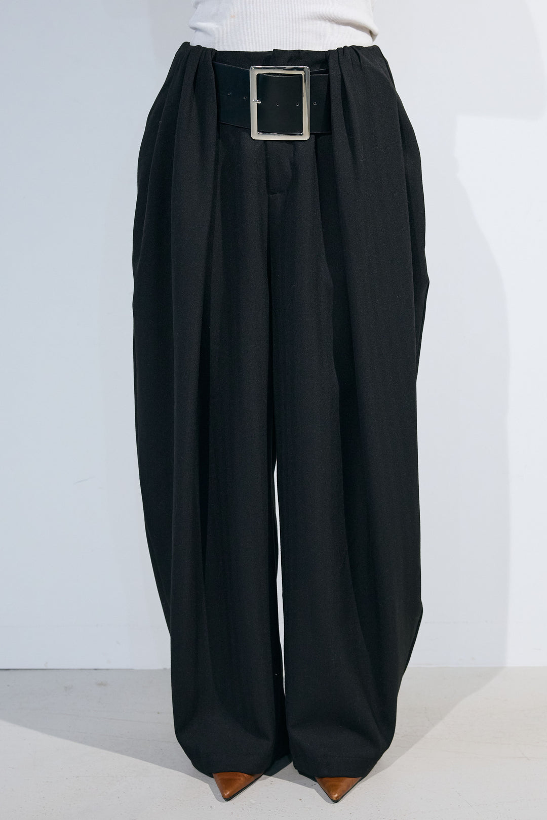 [予約/SET]バイカラーラインフーディーニット+ビッグバックルベルトタックワイドパンツ(2set)