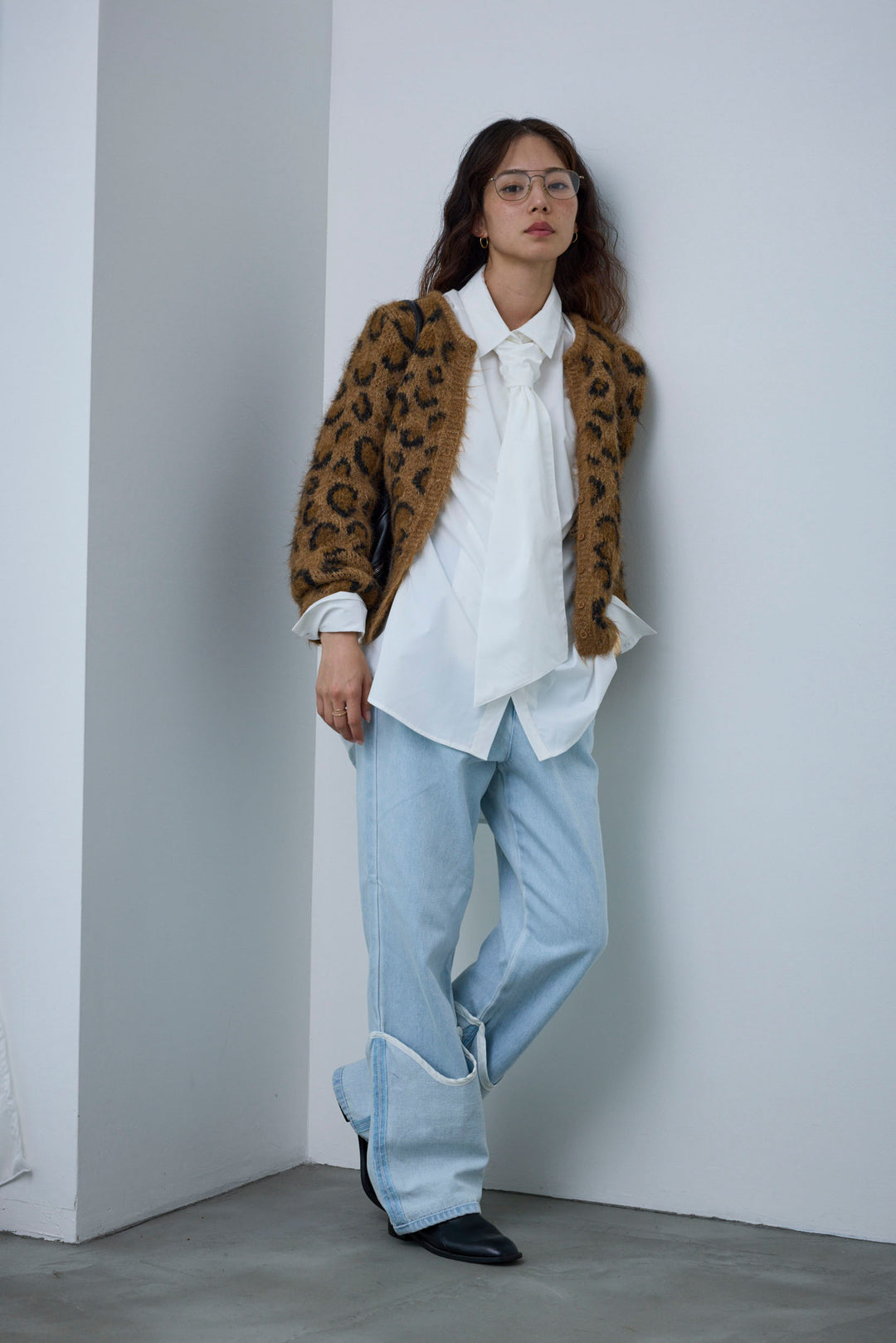 [予約/SET]レオパードニットカーディガン+ボウタイボリュームスリーブシャツ+レイヤードレッグカバーデニム(3set)