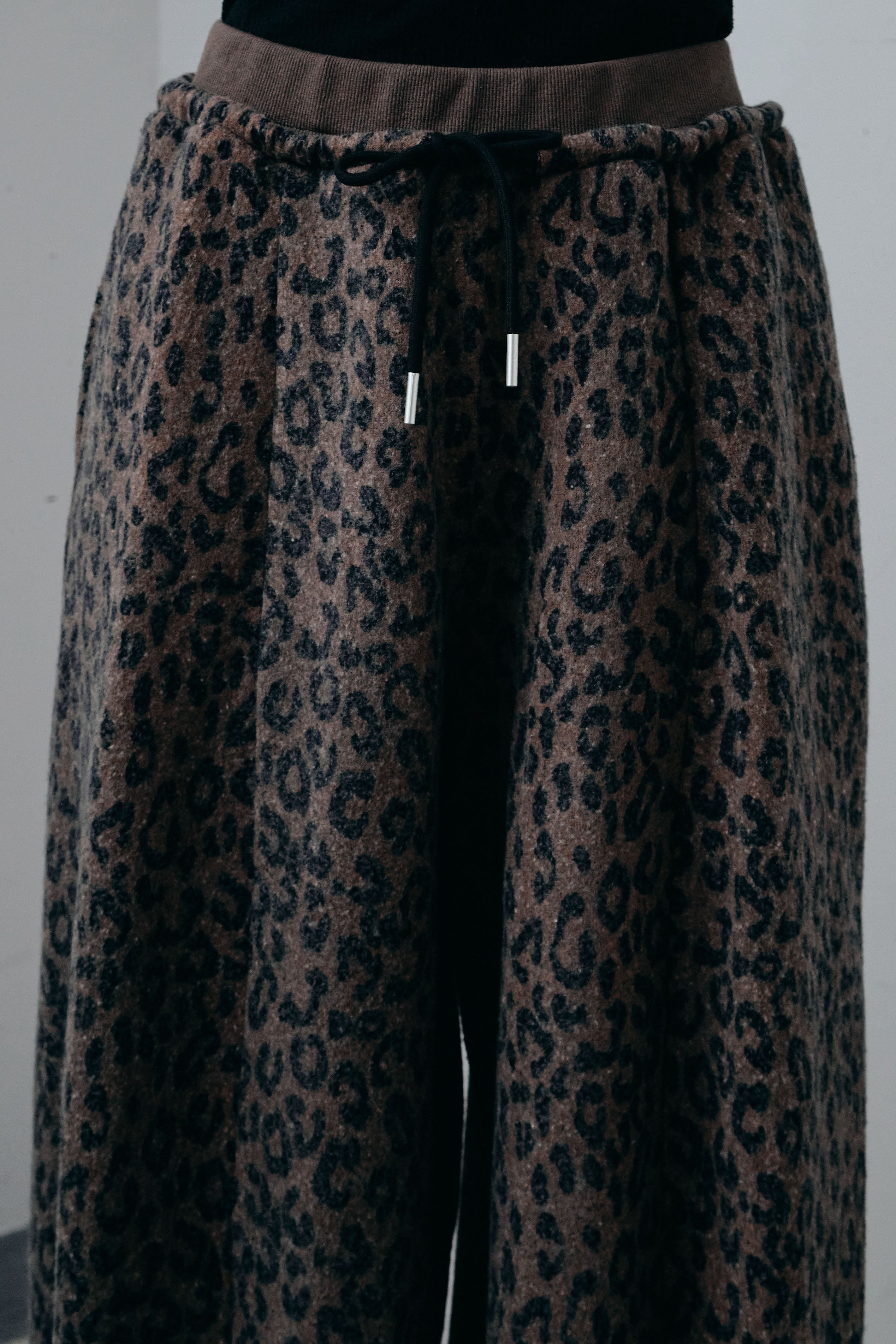 予約]レオパード柄カーブパンツ – IAMALPHA