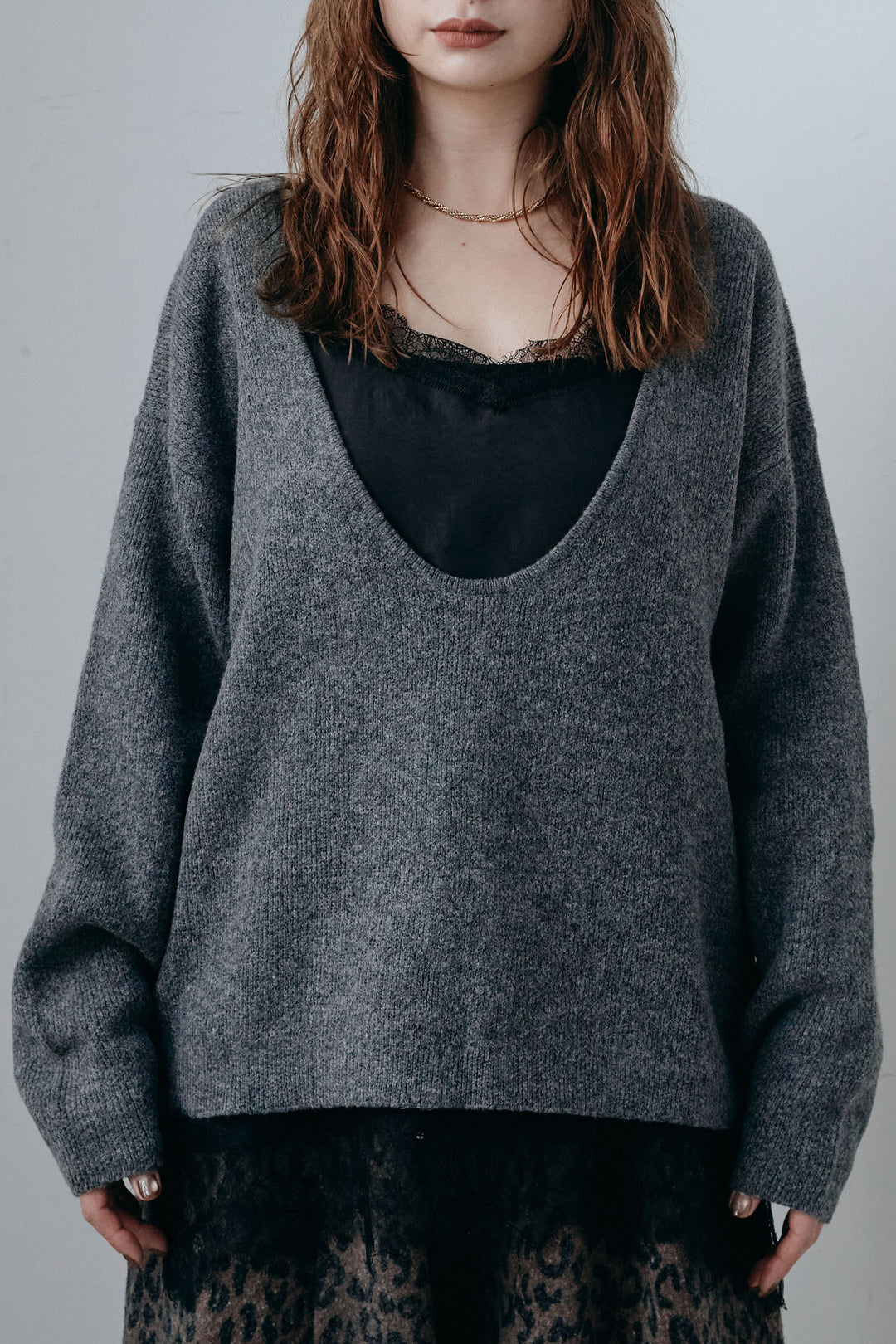 ディープカットニット