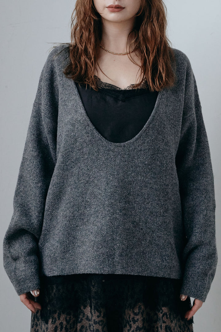 ディープカットニット