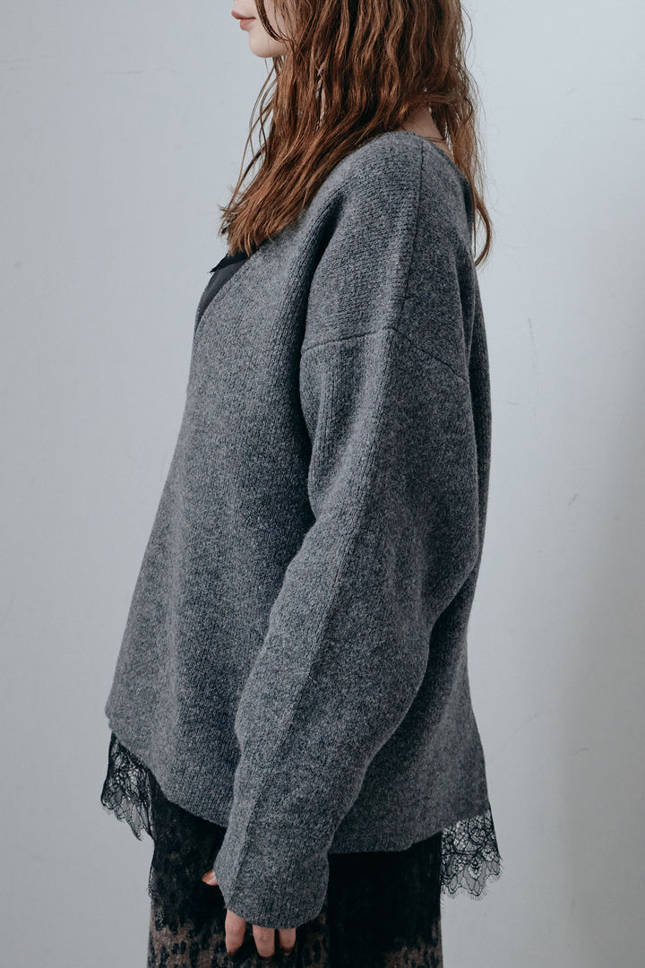 ディープカットニット