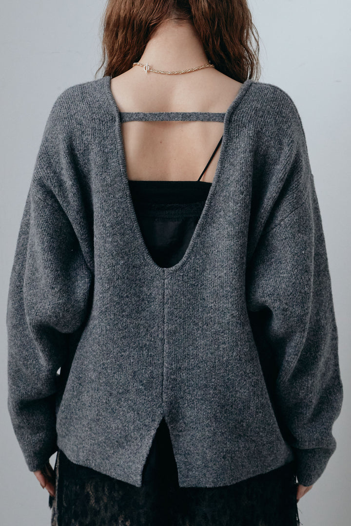 ディープカットニット