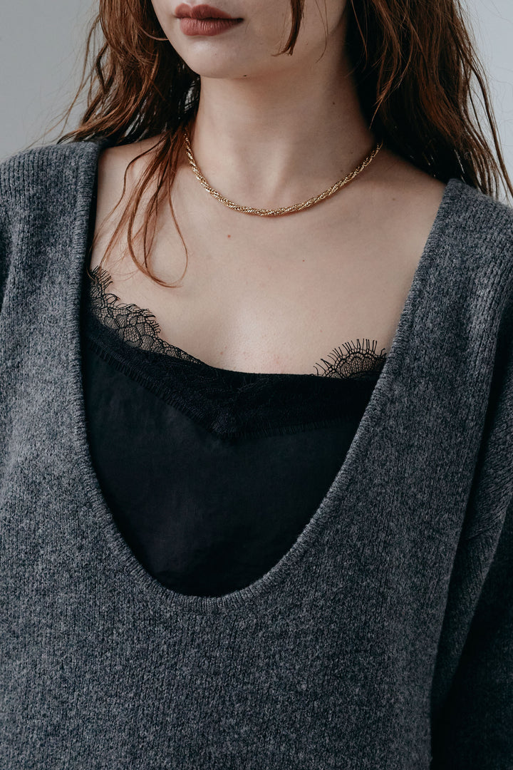 ディープカットニット