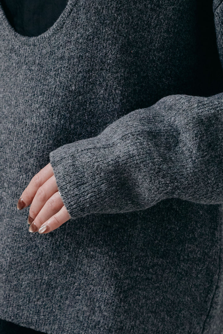 ディープカットニット