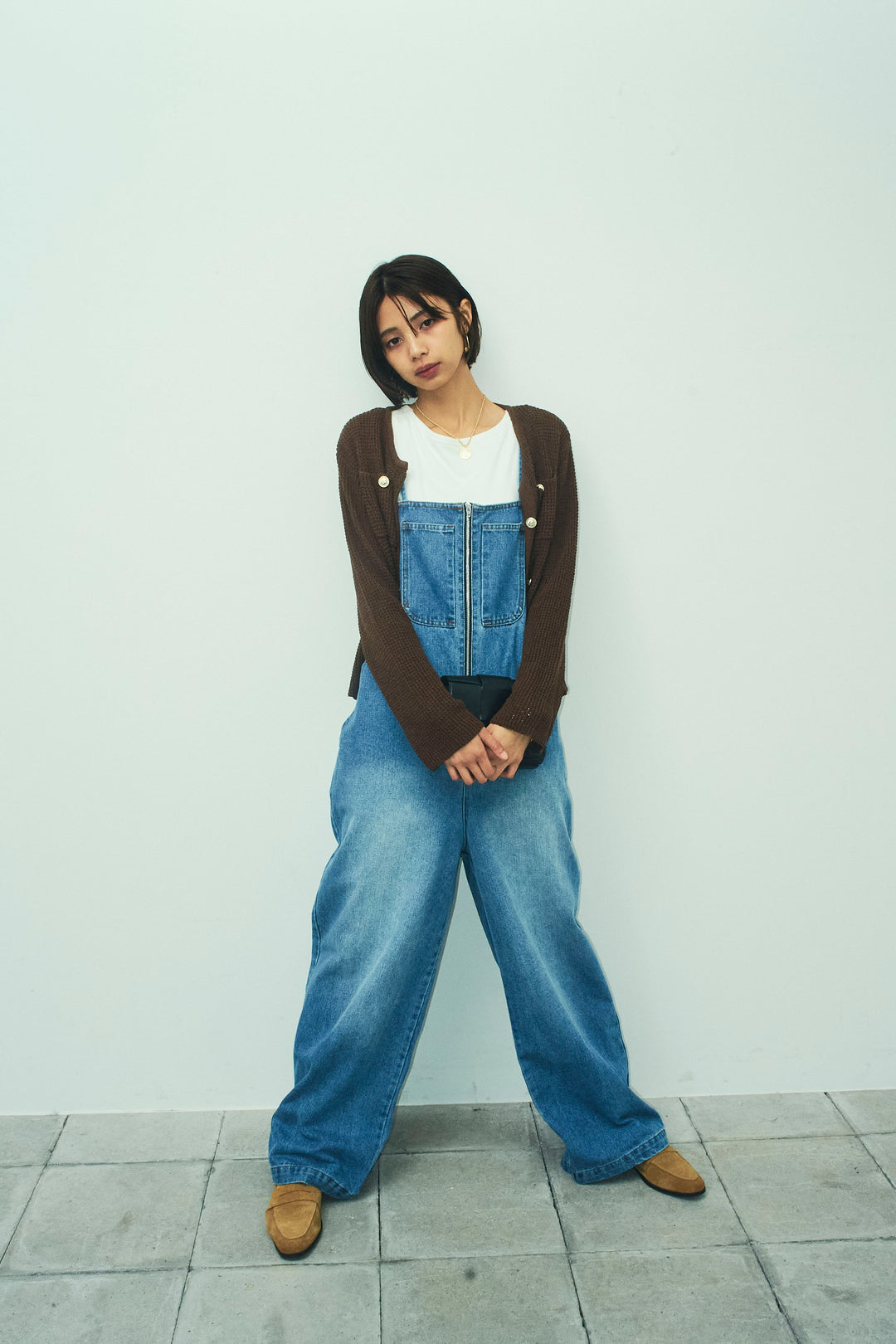 [予約/SET]リネンタッチ金ボタンカーデ+テレコリブカップ付きノースリーブ トップス+フロントジップストラップデザインデニムサロペット(3set)