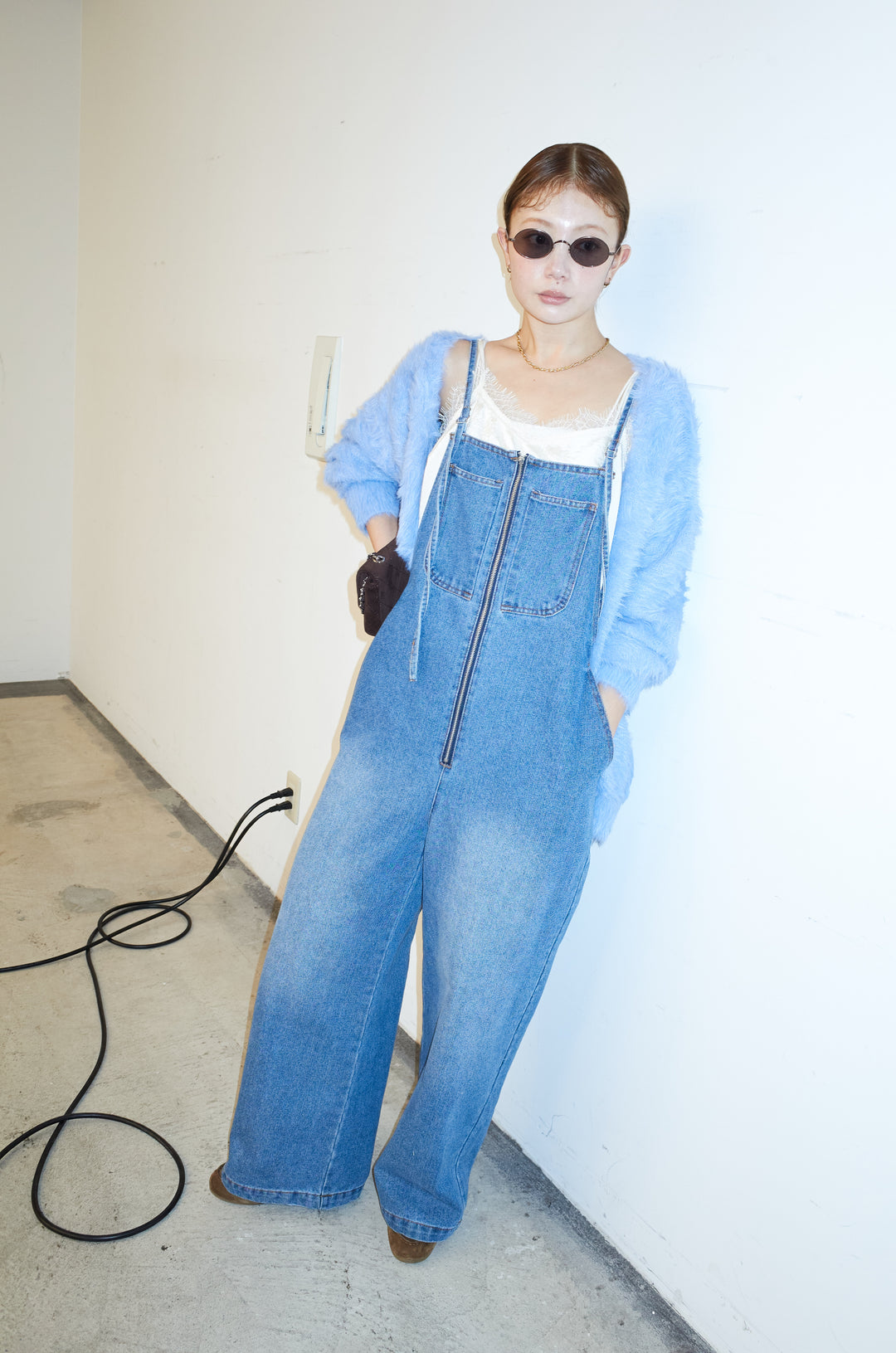 [予約/SET]起毛シャギーカーディガン+サテンレースキャミソール+フロントジップストラップデザインデニムサロペット(3set)