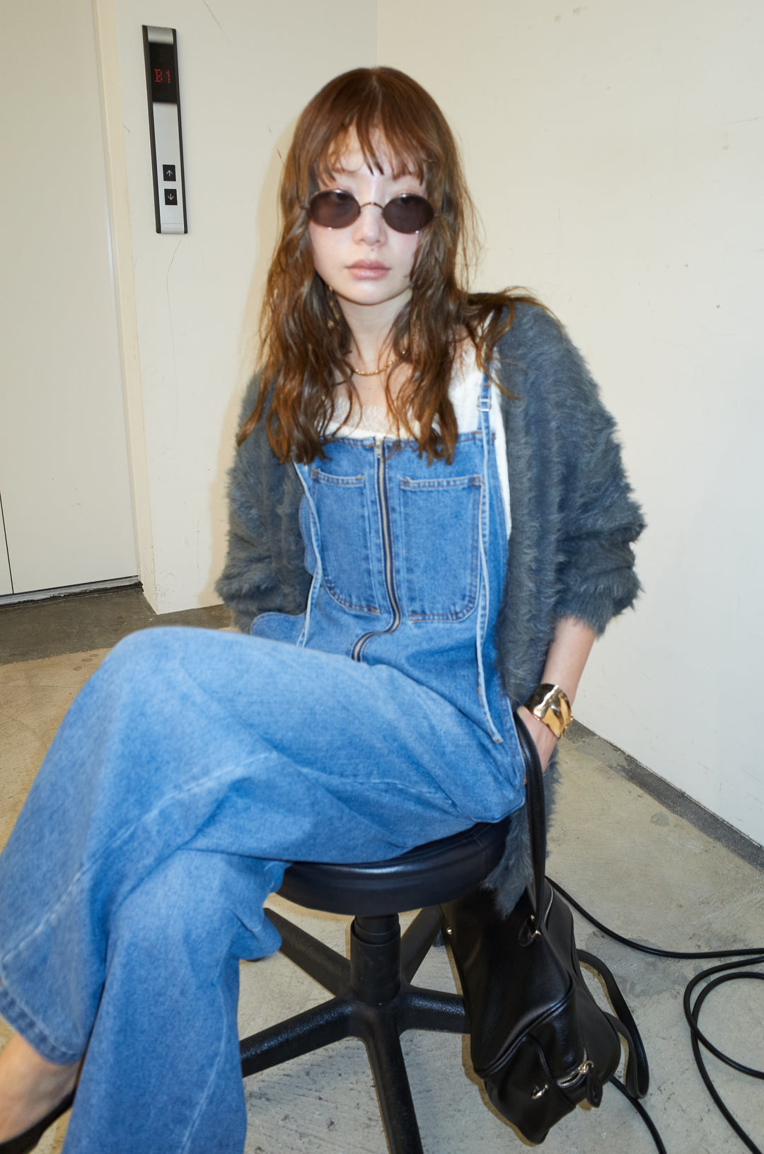 [予約/SET]起毛シャギーカーディガン+サテンレースキャミソール+フロントジップストラップデザインデニムサロペット(3set)