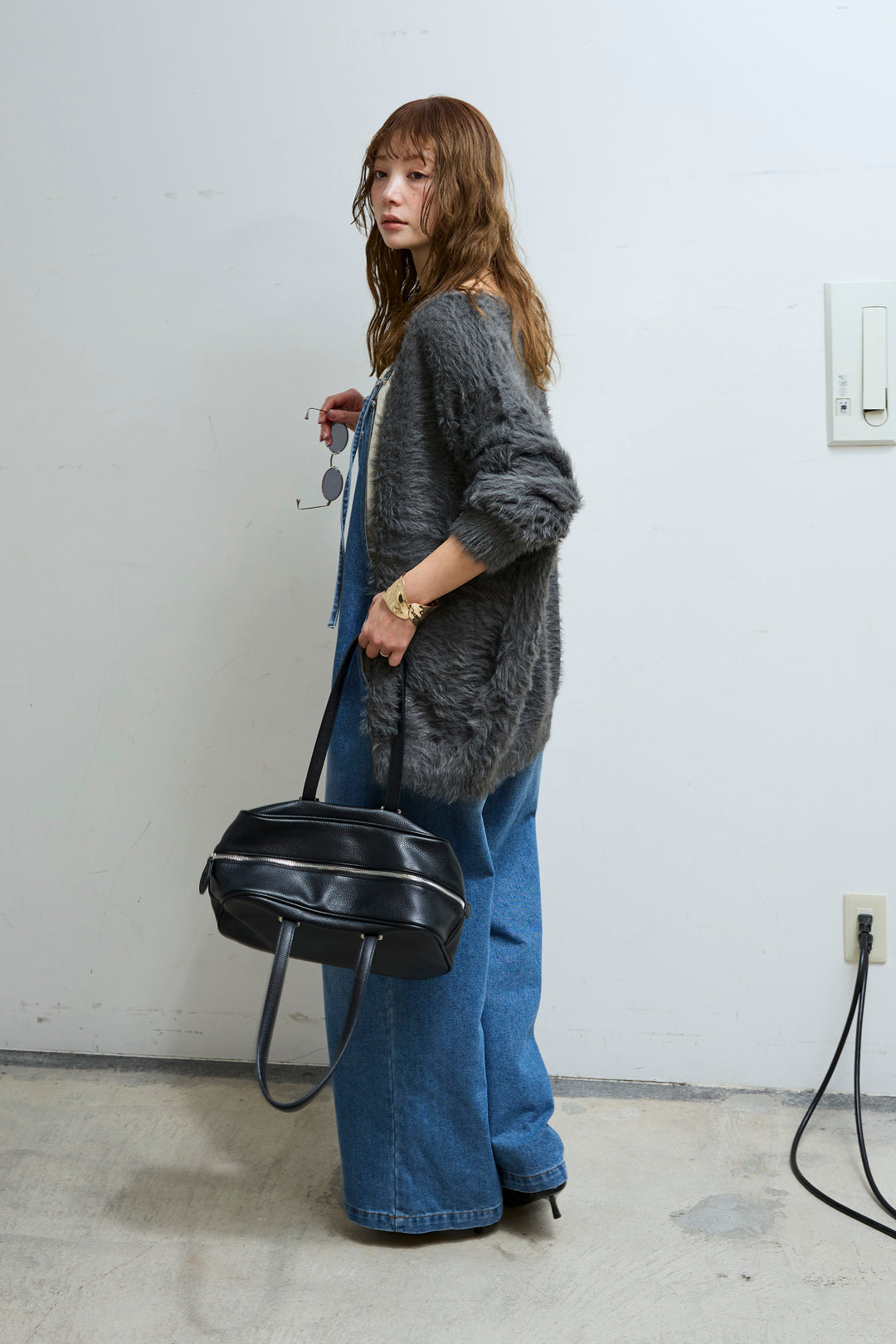 [予約/SET]起毛シャギーカーディガン+サテンレースキャミソール+フロントジップストラップデザインデニムサロペット(3set)