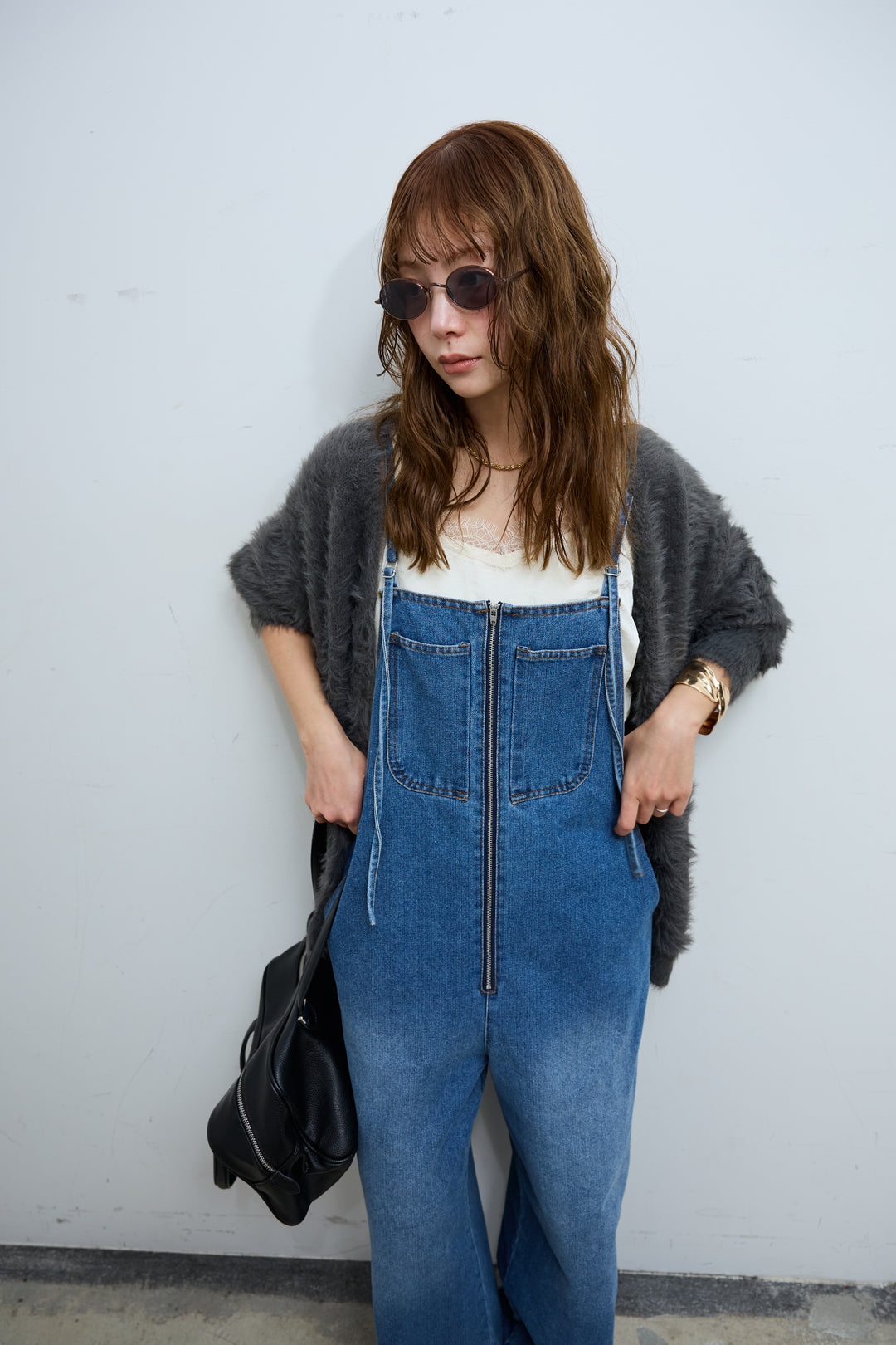 [予約/SET]起毛シャギーカーディガン+サテンレースキャミソール+フロントジップストラップデザインデニムサロペット(3set)