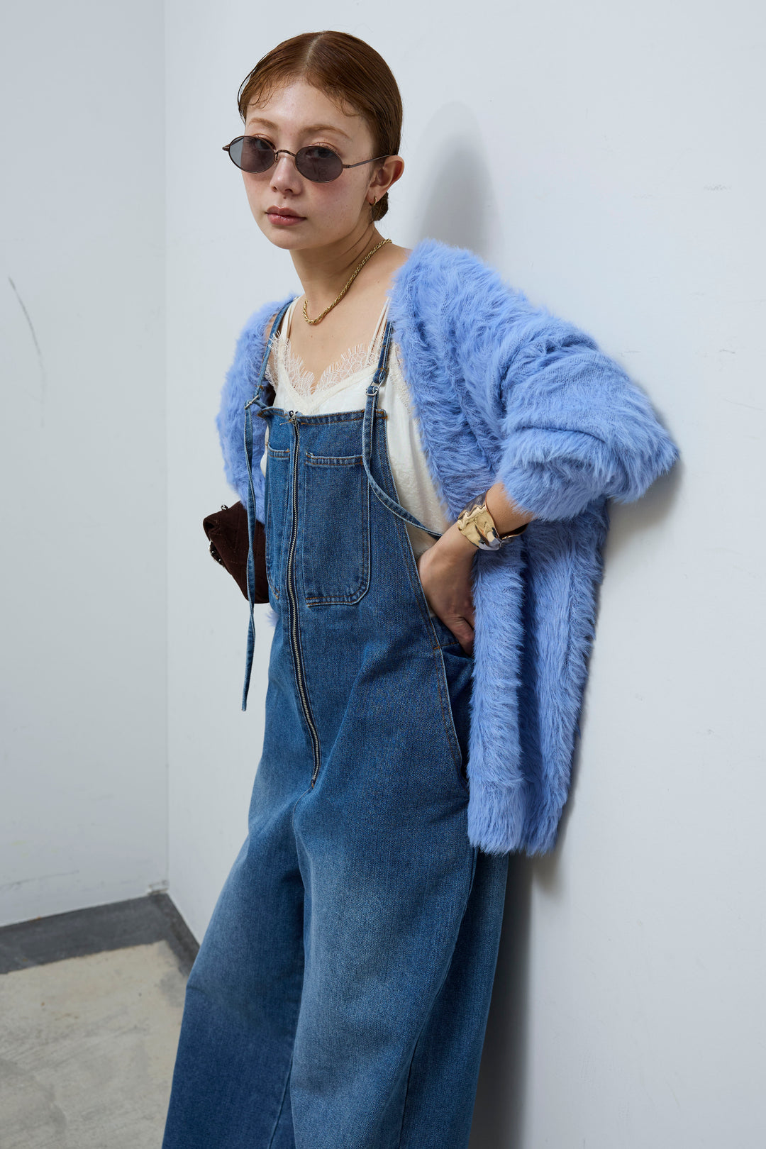 [予約/SET]起毛シャギーカーディガン+サテンレースキャミソール+フロントジップストラップデザインデニムサロペット(3set)