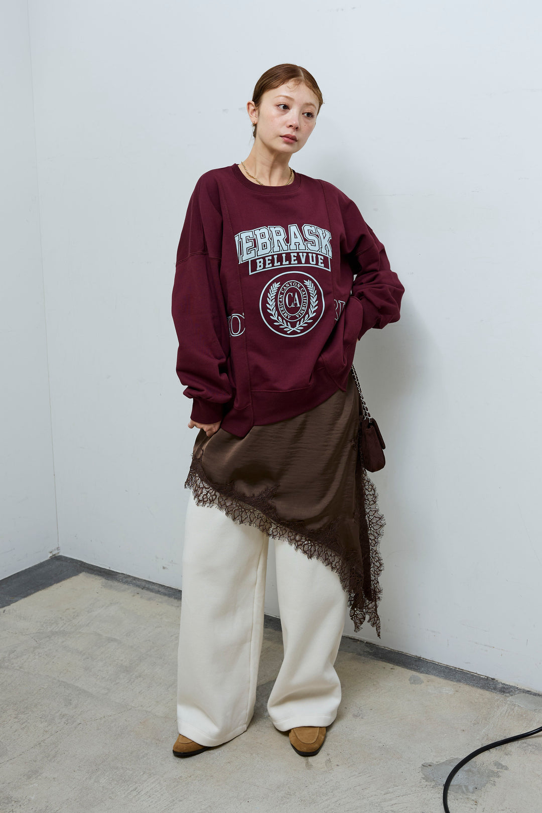 [予約/SET]カレッジプリントリメイク風スウェット+アシンメトリーレースロングキャミ+裏起毛スウェットワイドパンツ(3set)