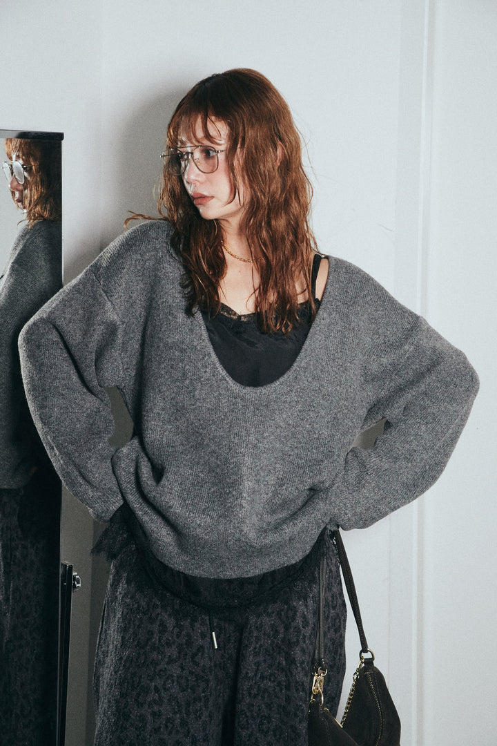 ディープカットニット