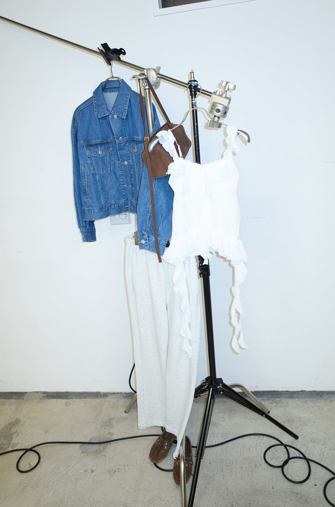 [予約/SET]デニムツイルジャケット+ラッフルフリルキャミソール+スウェットフレアパンツ(3set)