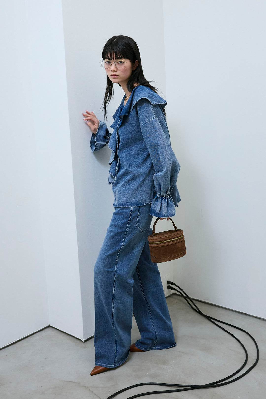 [予約/SET]ラッフルフリルデニムブラウス+センタープレスストレッチセミフレアデニムパンツ(2set)