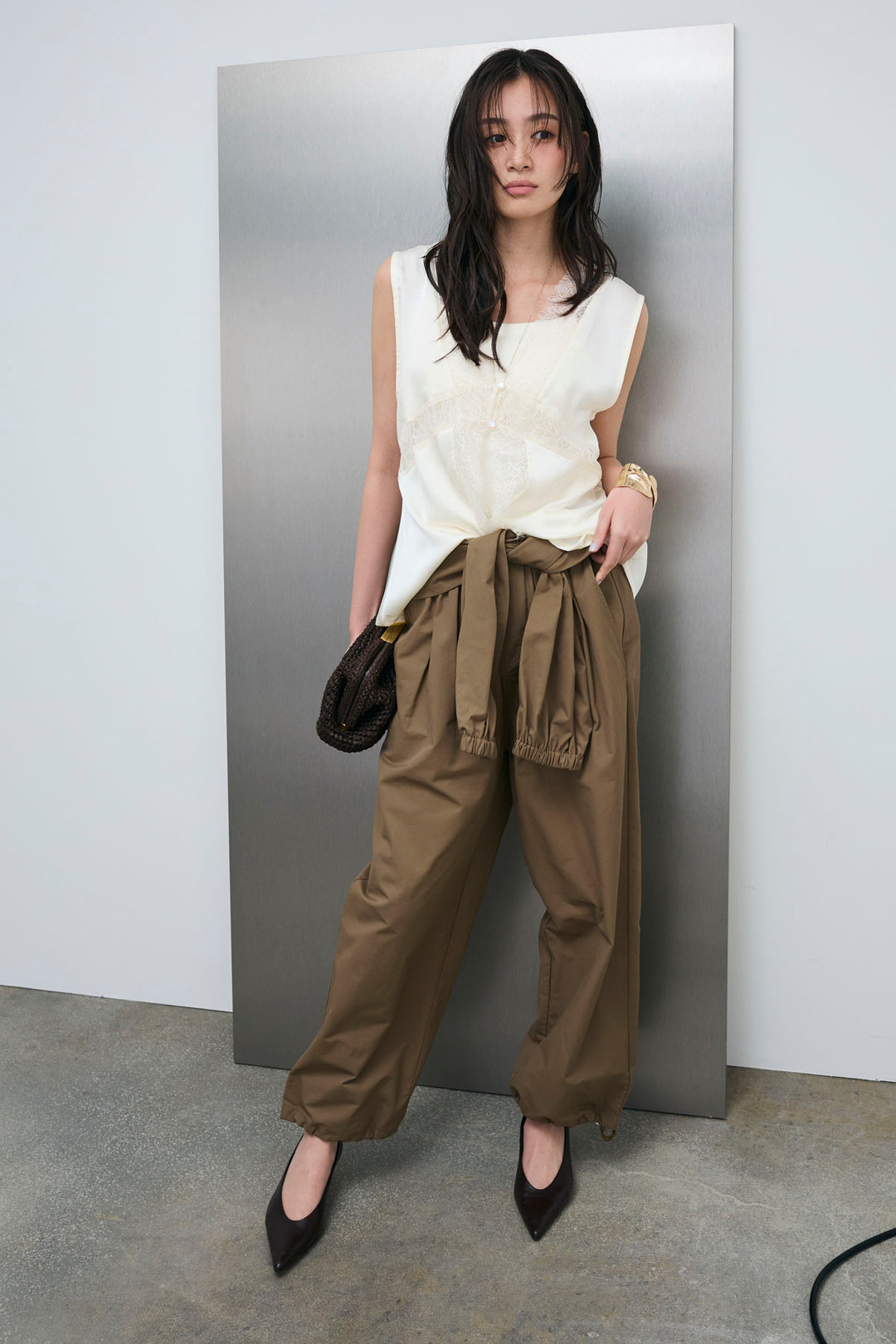 [予約/SET]レース切り替えサテンブラウス+合繊ツイルスタンドウエストラップジョガーPT(2set)