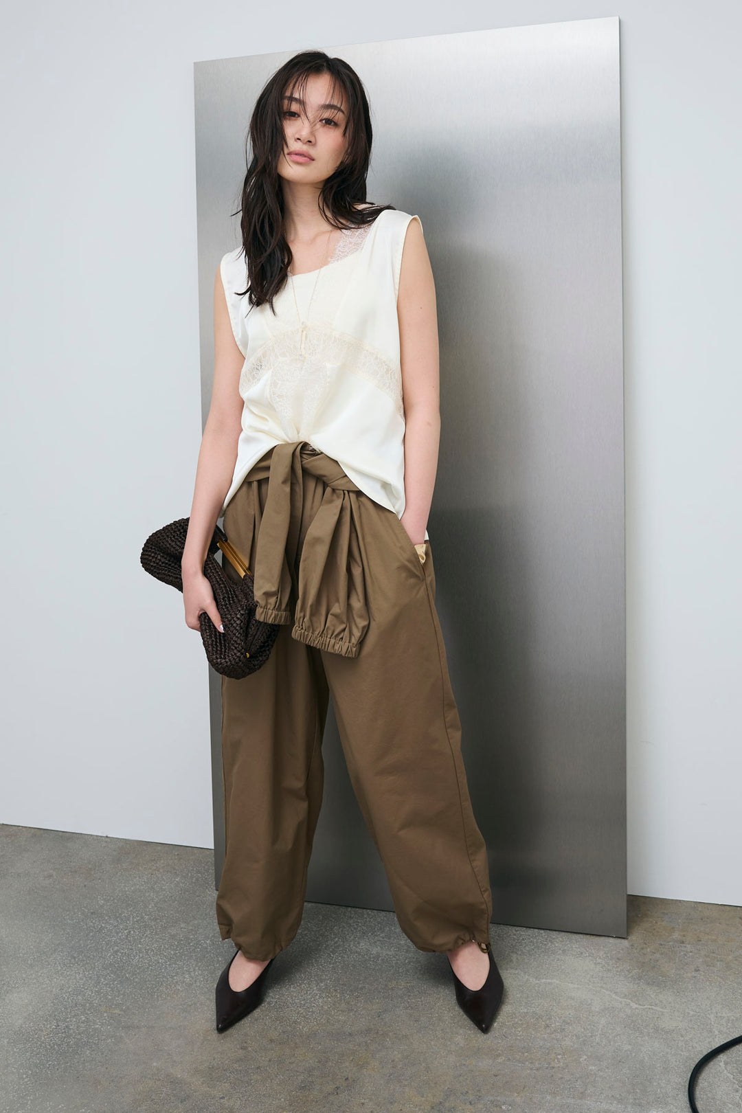 [予約/SET]レース切り替えサテンブラウス+合繊ツイルスタンドウエストラップジョガーPT(2set)