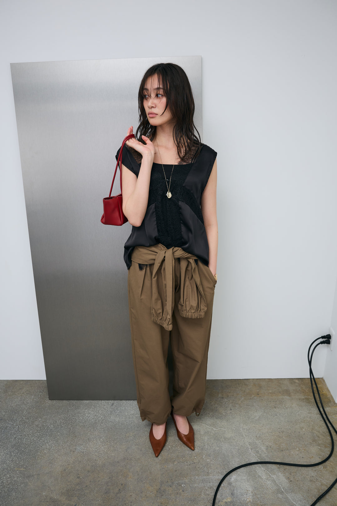 [予約/SET]レース切り替えサテンブラウス+合繊ツイルスタンドウエストラップジョガーPT(2set)