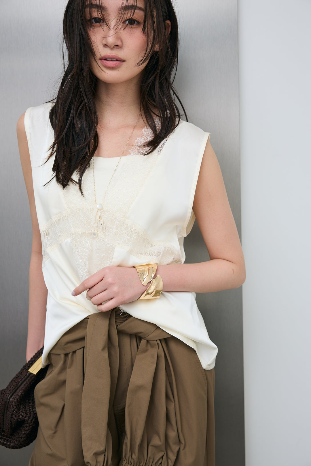 [予約/SET]レース切り替えサテンブラウス+合繊ツイルスタンドウエストラップジョガーPT(2set)