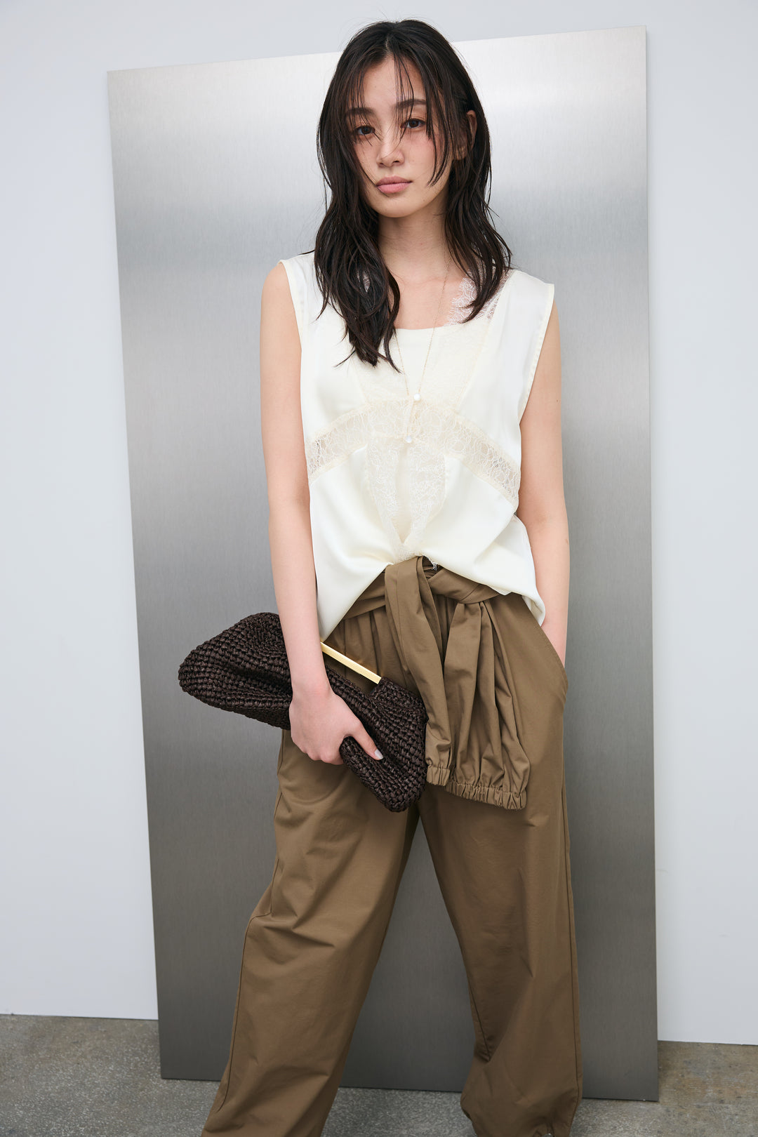 [予約/SET]レース切り替えサテンブラウス+合繊ツイルスタンドウエストラップジョガーPT(2set)